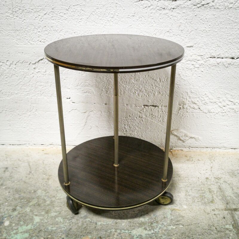 Double-trayed pedestal table