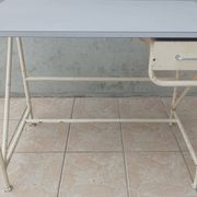 Table haute industrielle de métier métal et formica