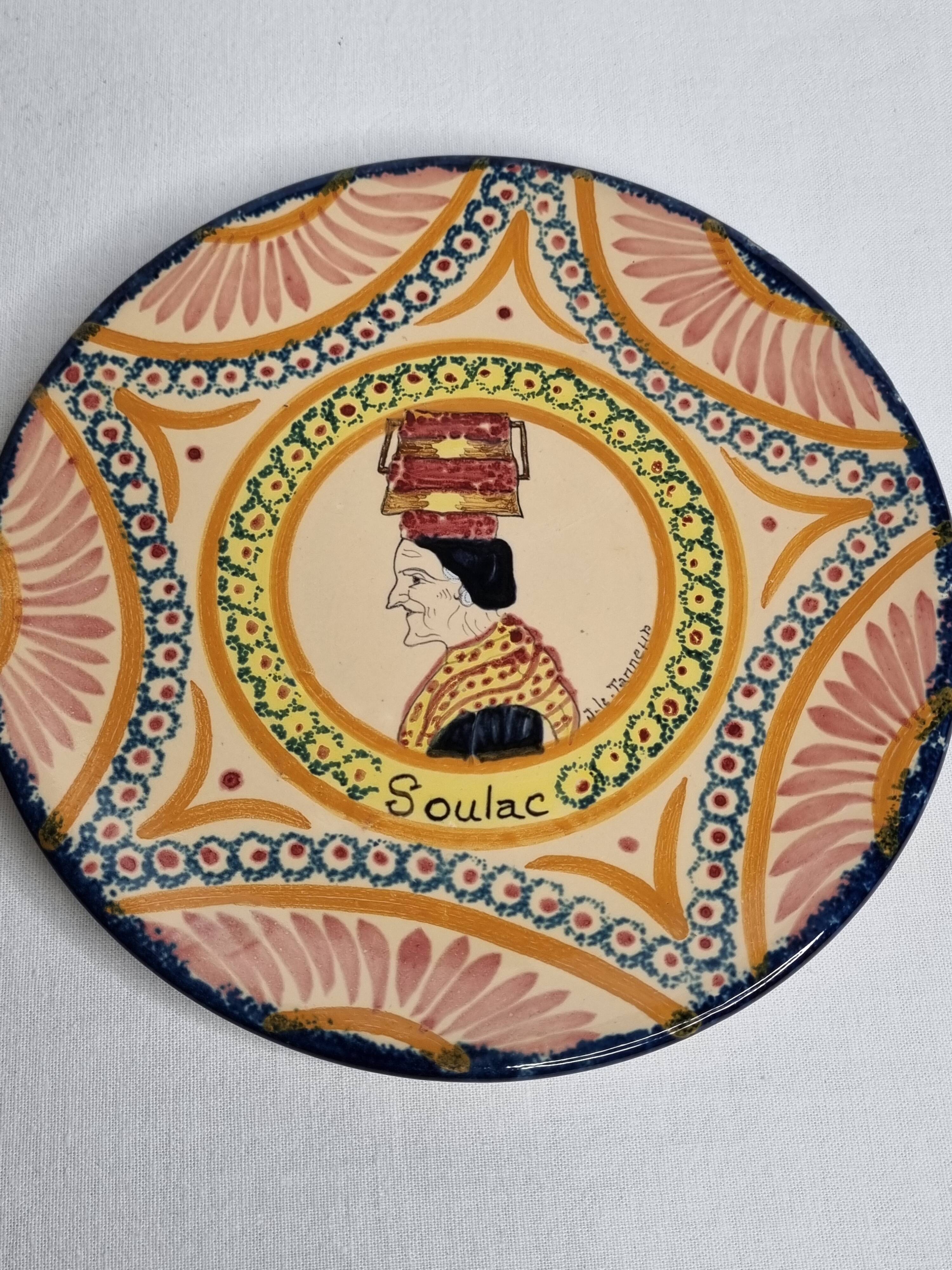 Pair of decorative plates Henriot Quimper, Soulac design, 1973, 18 cm