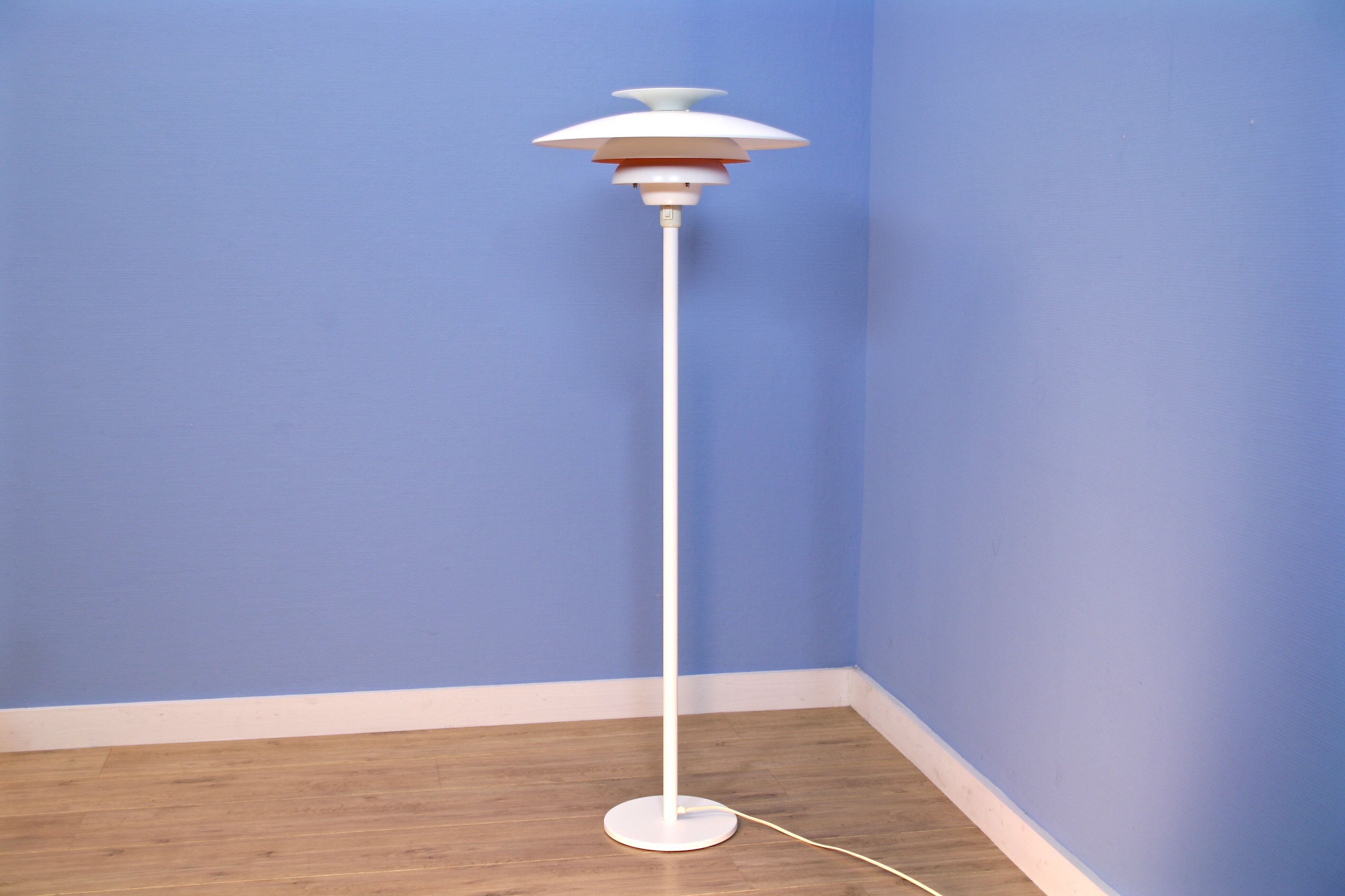 Lampadaire danois en blanc avec accent orange par Jeka Metaltryk, 1970s