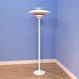 Lampadaire danois en blanc avec accent orange par Jeka Metaltryk, 1970s