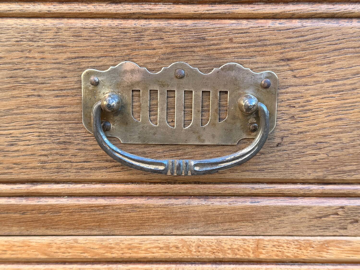 Armoire parisienne d’hôtel miroirs biseauté chêne brut 1920