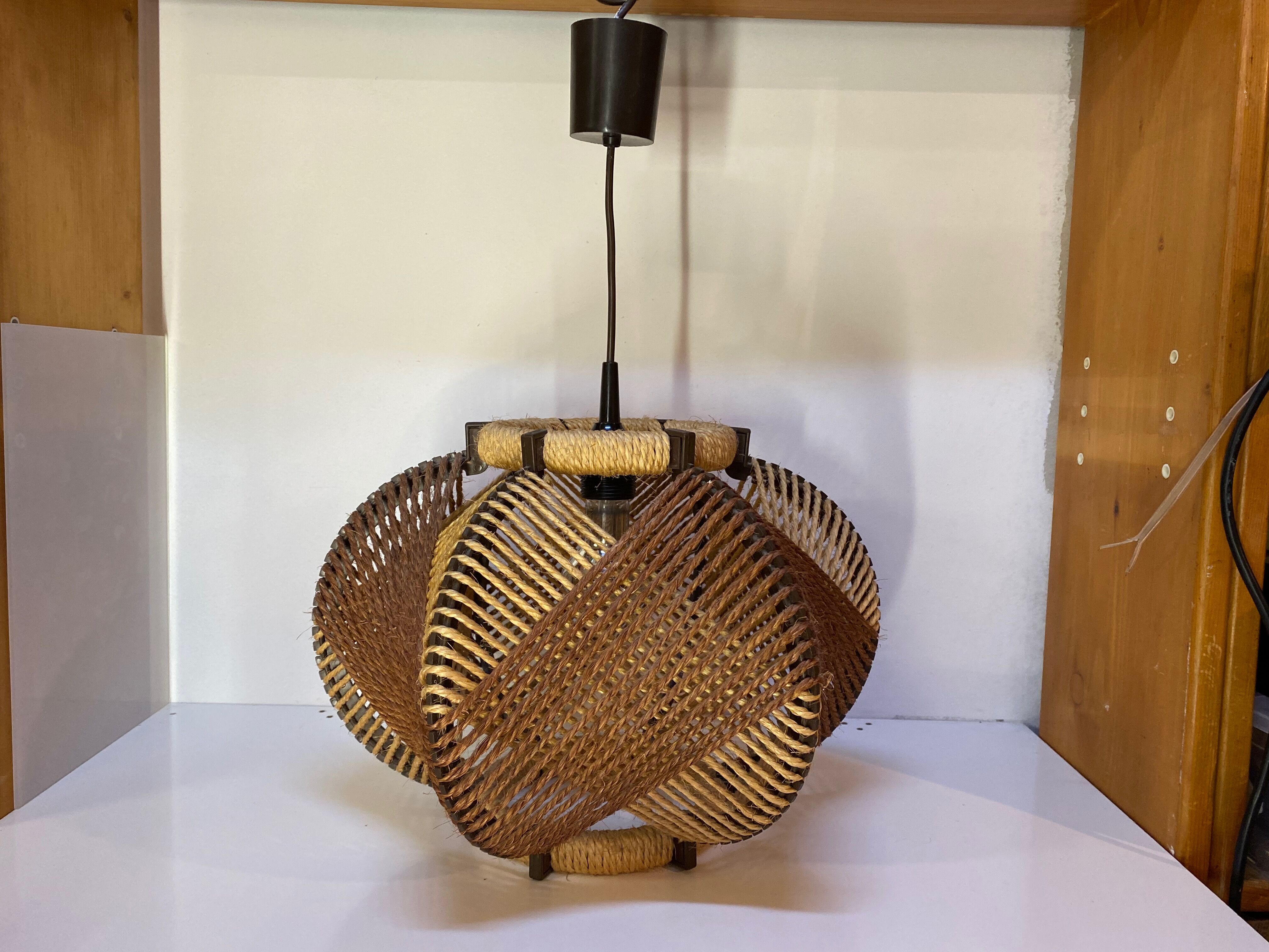 Scandinavian hanging lamp in plastic and stretched wire, 1950