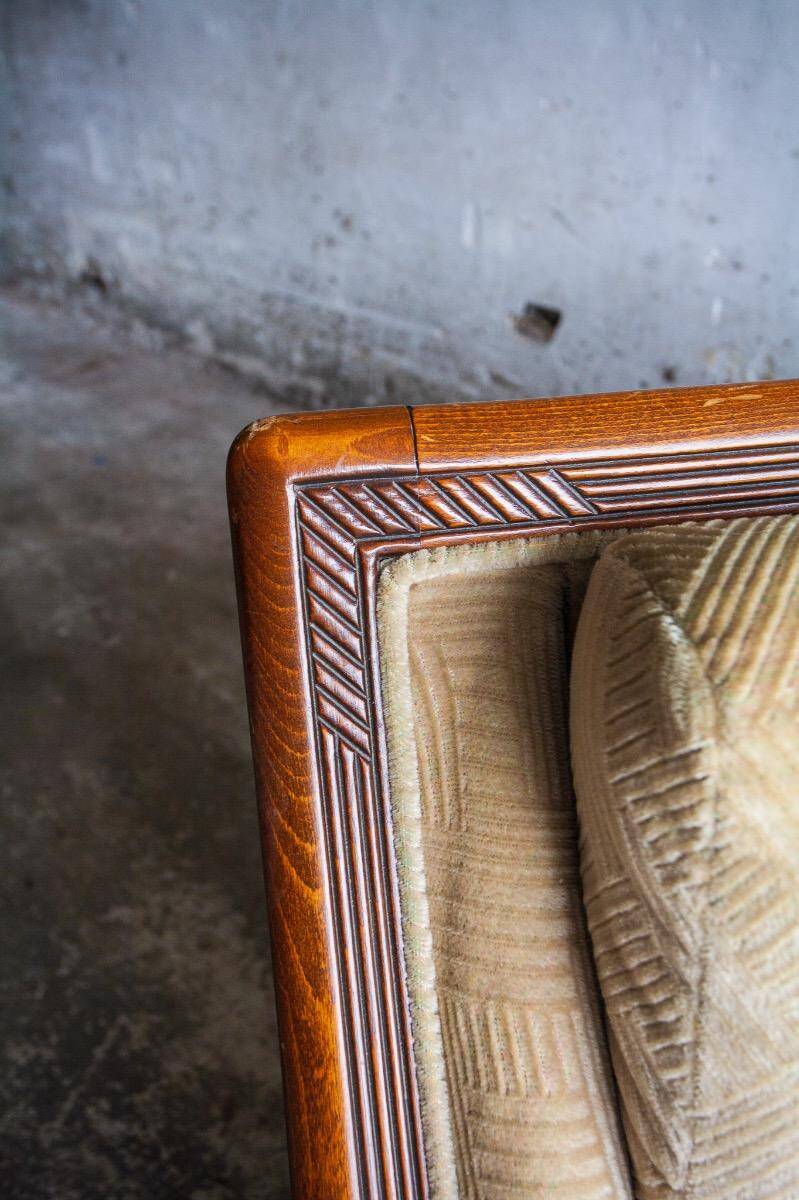 Canapé deux places Art déco en tissu beige avec cadre en bois orné brun foncé
