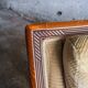 Canapé deux places Art déco en tissu beige avec cadre en bois orné brun foncé