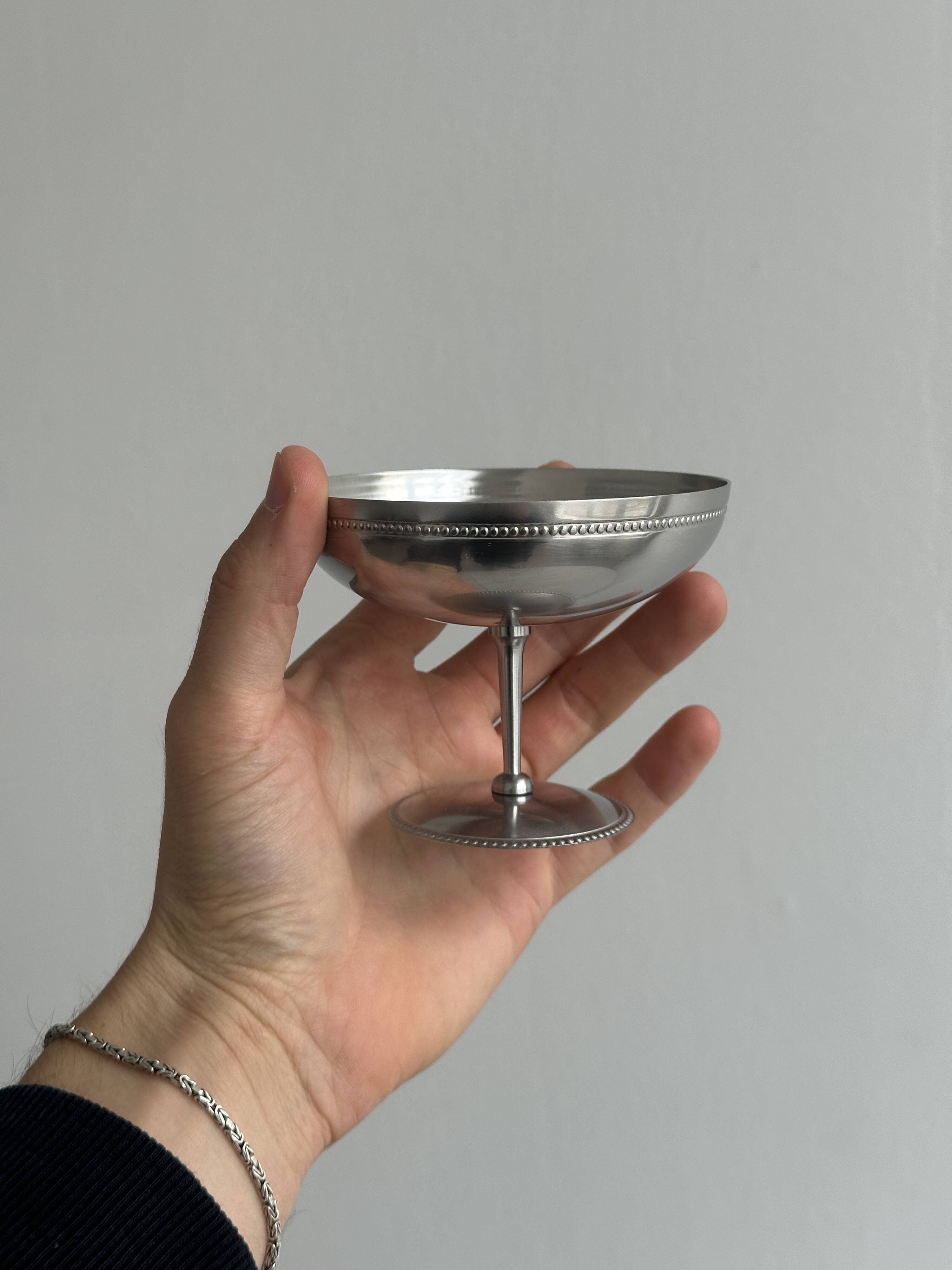 6 shiny metal cups with pearl rim