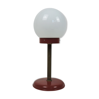 Lampe de table white globe en rouge et or années 1970