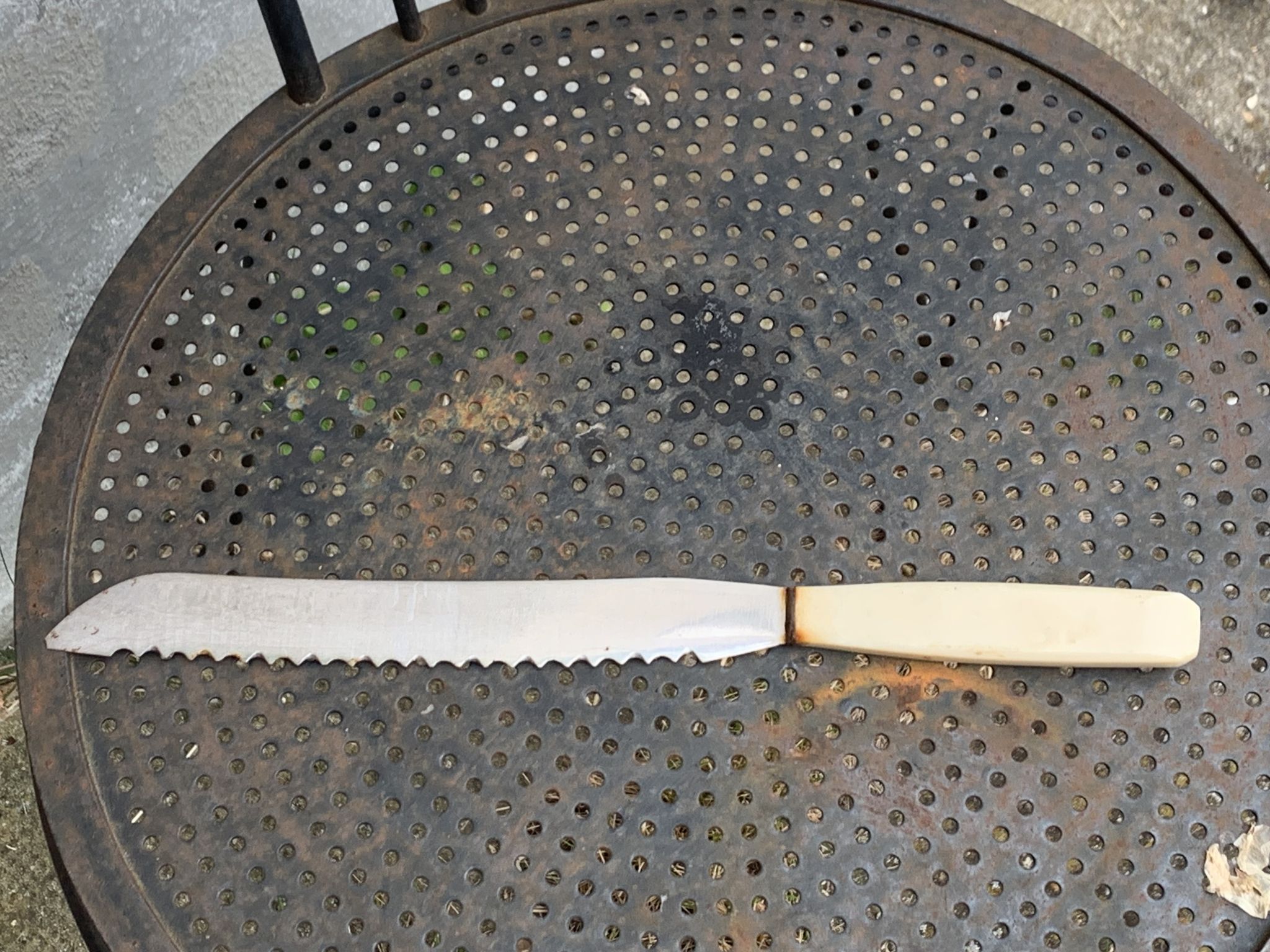 Bread box orange metal and its vintage knife 1970