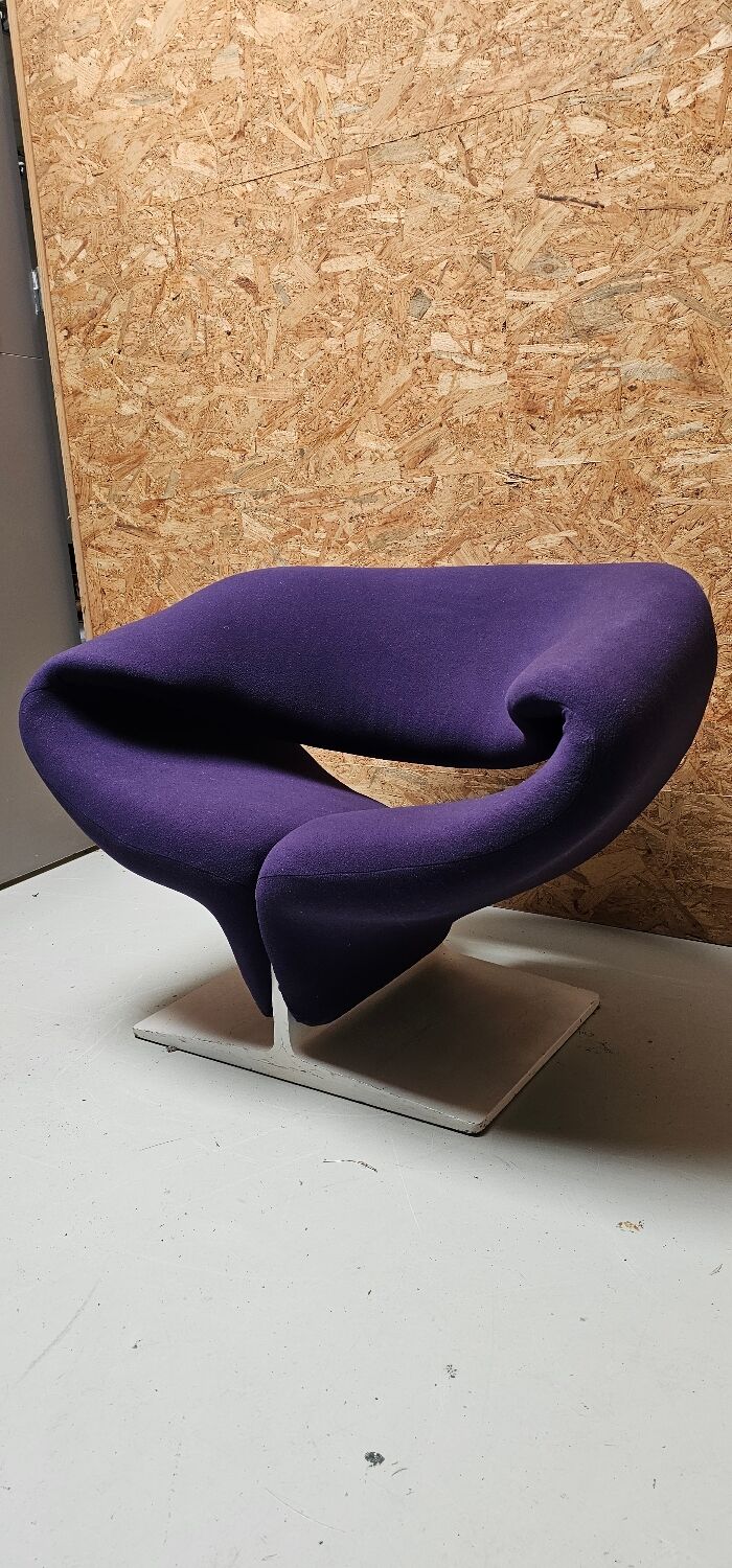 Artifort Ribbon chair designed by Pierre Paulin in 1960.