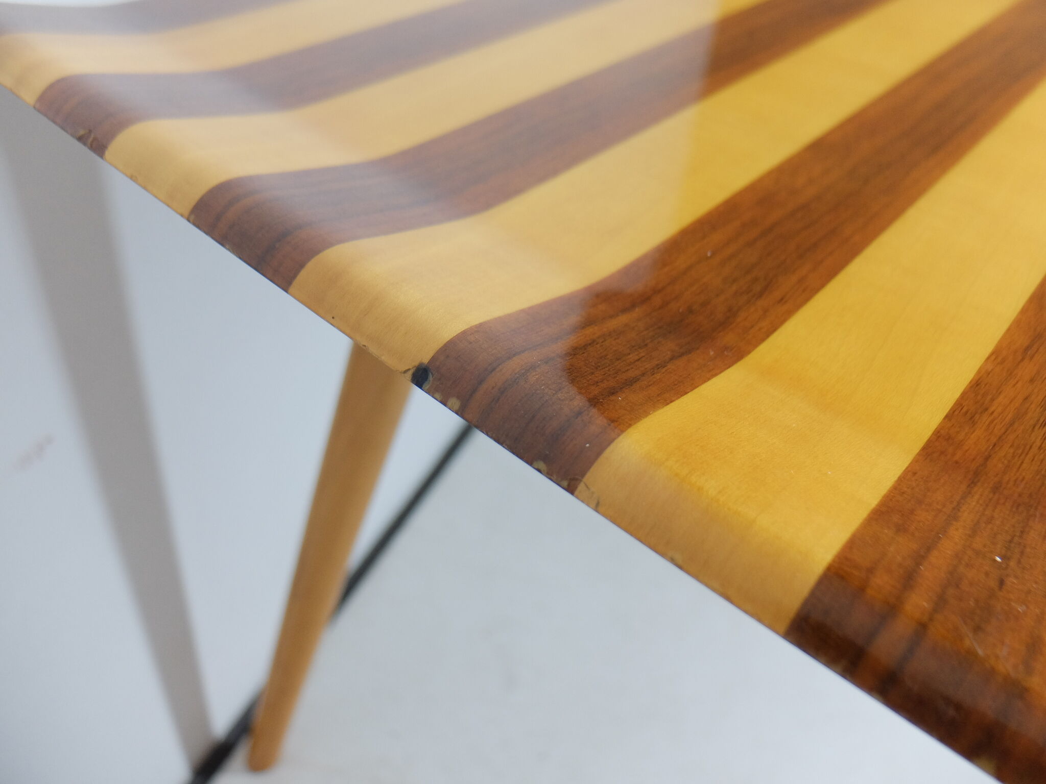 Table low Italian 1950, on the walnut and Sycamore