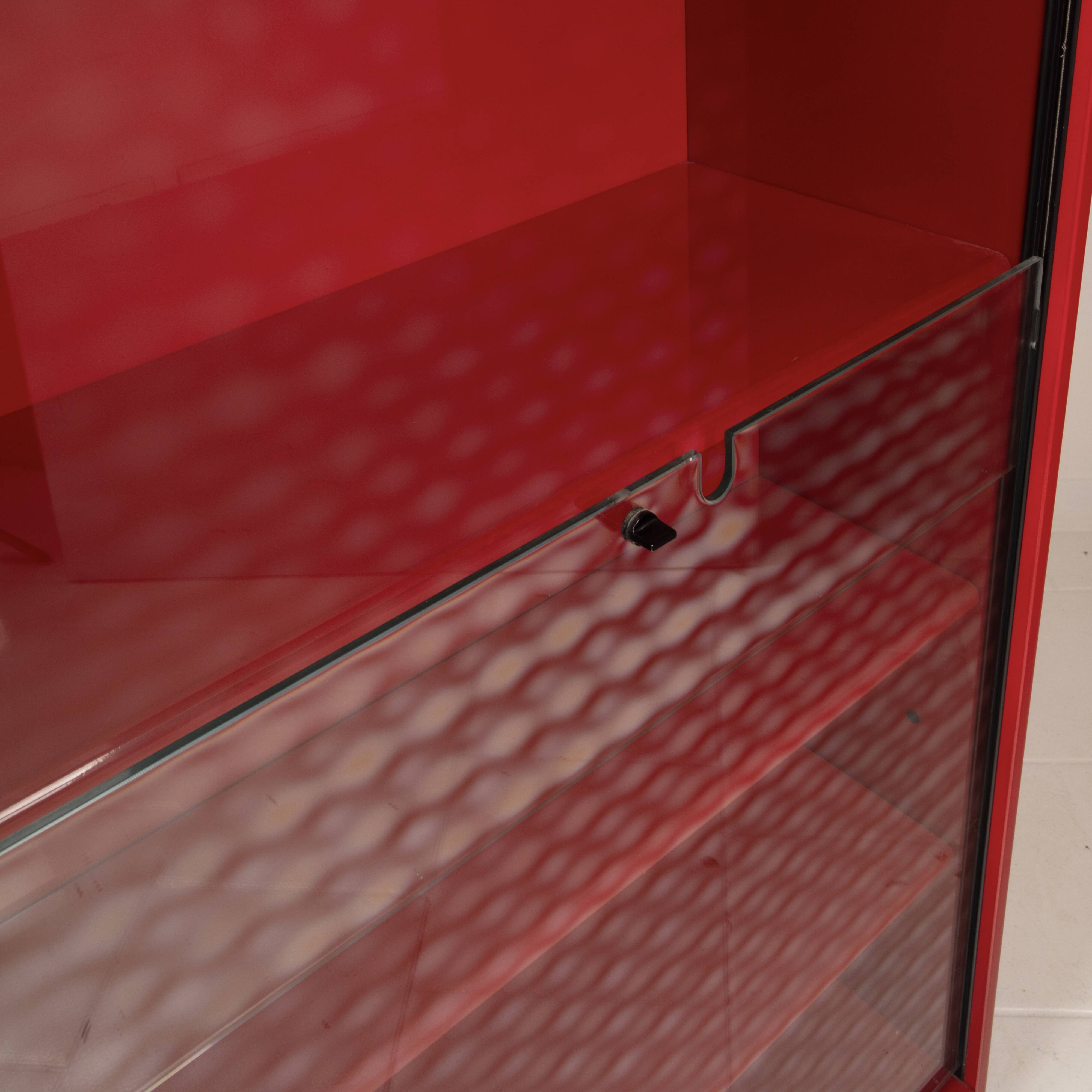 Double-face rotating display cabinet in red lacquer by Arflex, 1980s