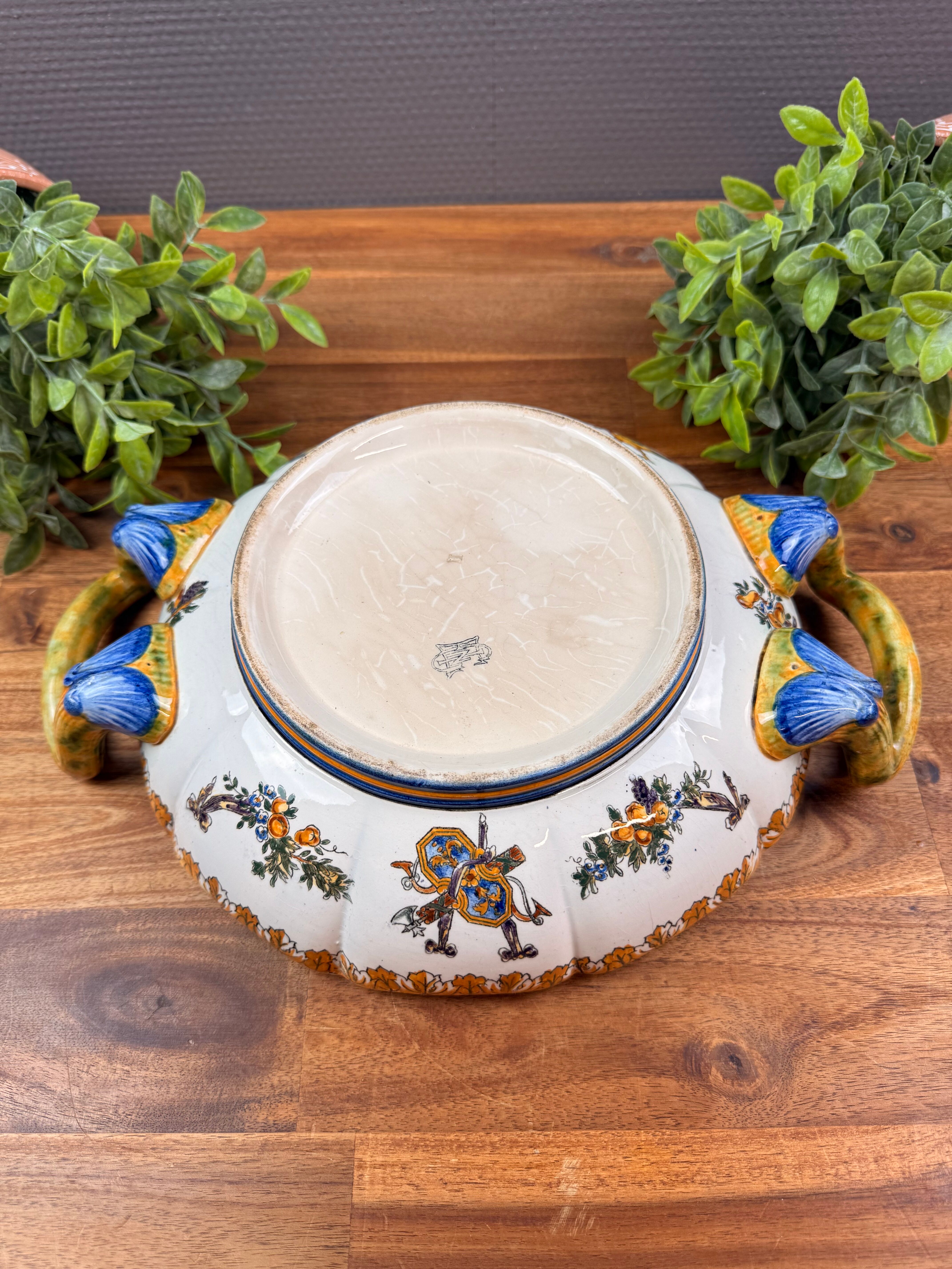 Handled coupe in Gien earthenware with heraldic and fantastic decoration.