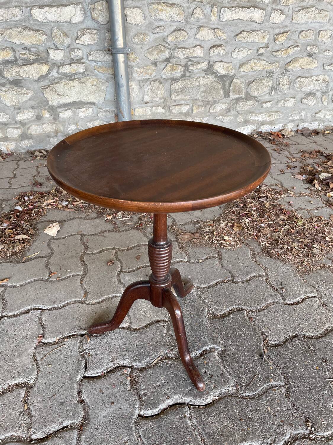 Pedestal table