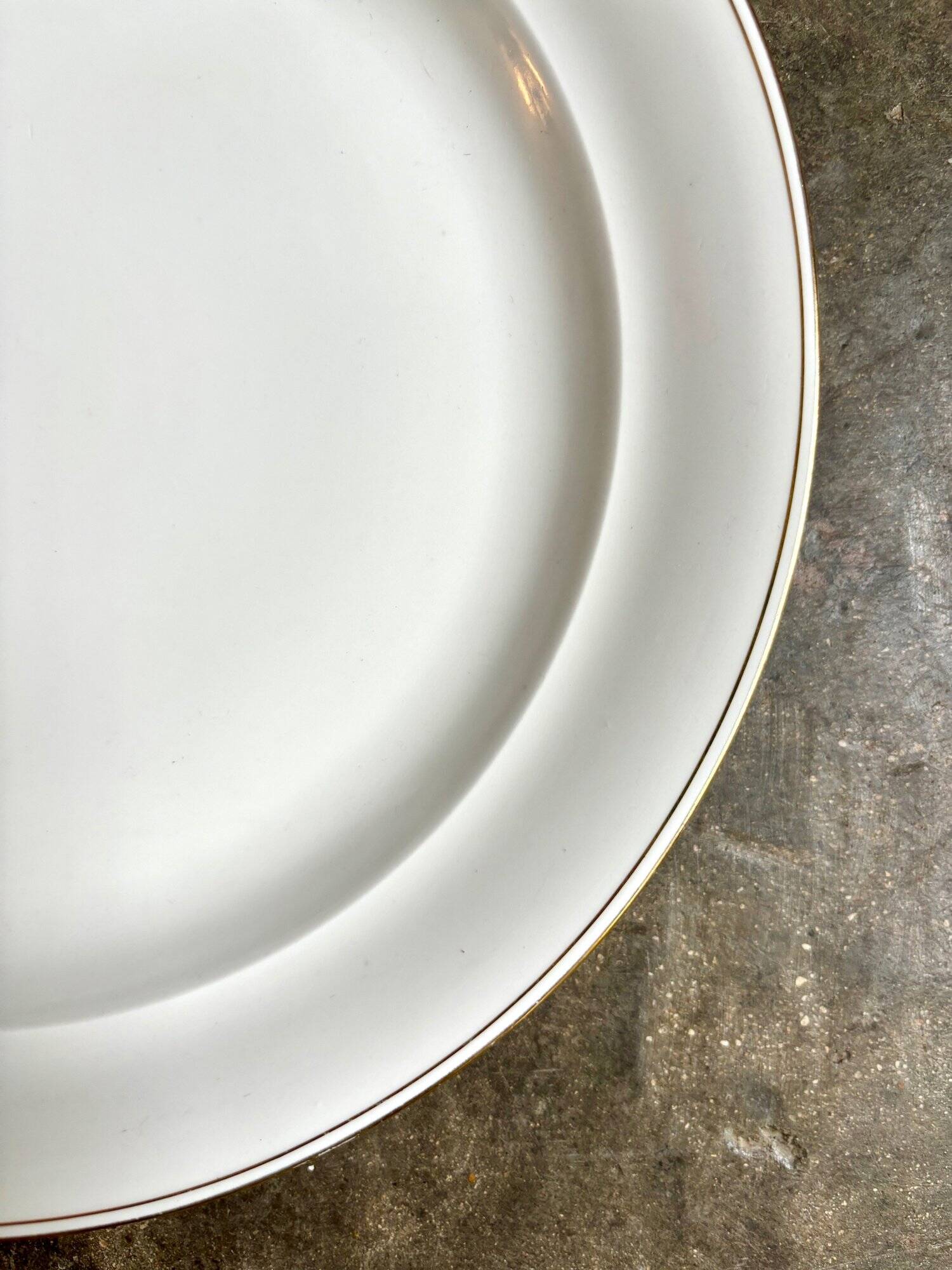 Plat rond en porcelaine blanche et dorée