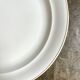 Plat rond en porcelaine blanche et dorée