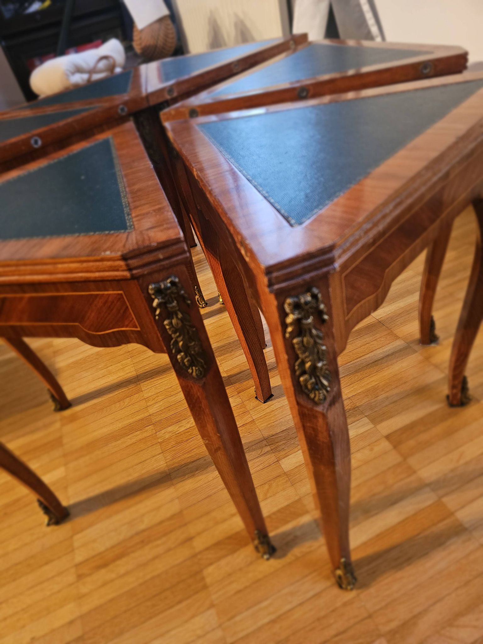 Coffee table divisible into 6 parts, very practical.