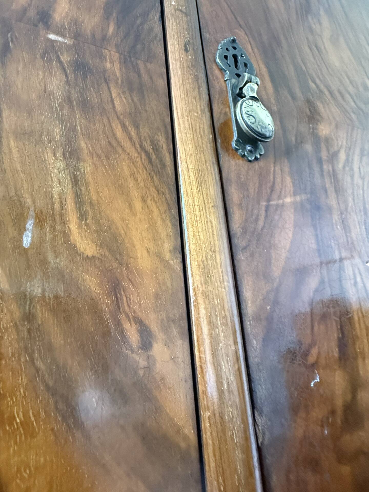 English-style wardrobe and its chest of drawers in walnut burl.