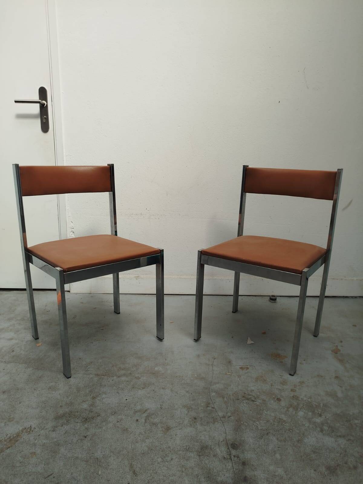 Pair of vintage chrome metal & brown imitation leather chairs (70s)