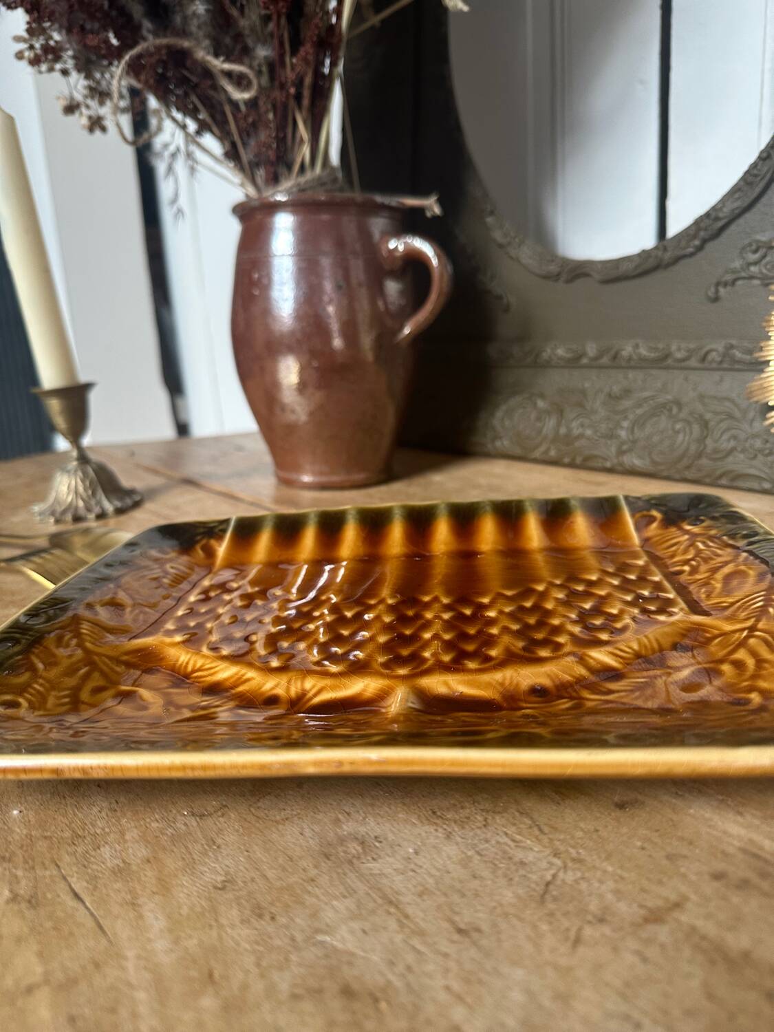 Petit plat à asperges en barbotine