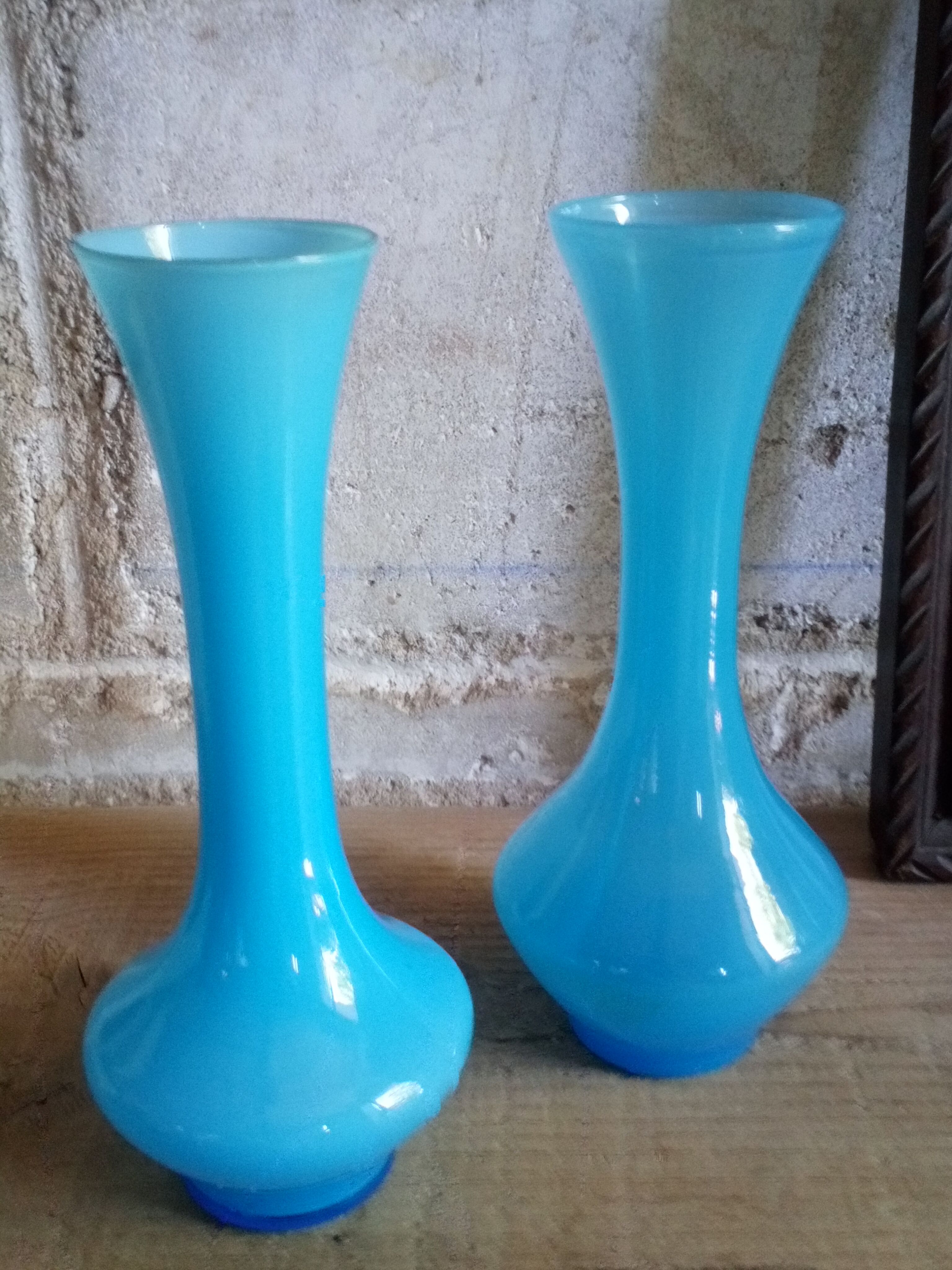 Deux soliflores en verre bleu