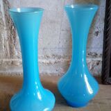 Deux soliflores en verre bleu