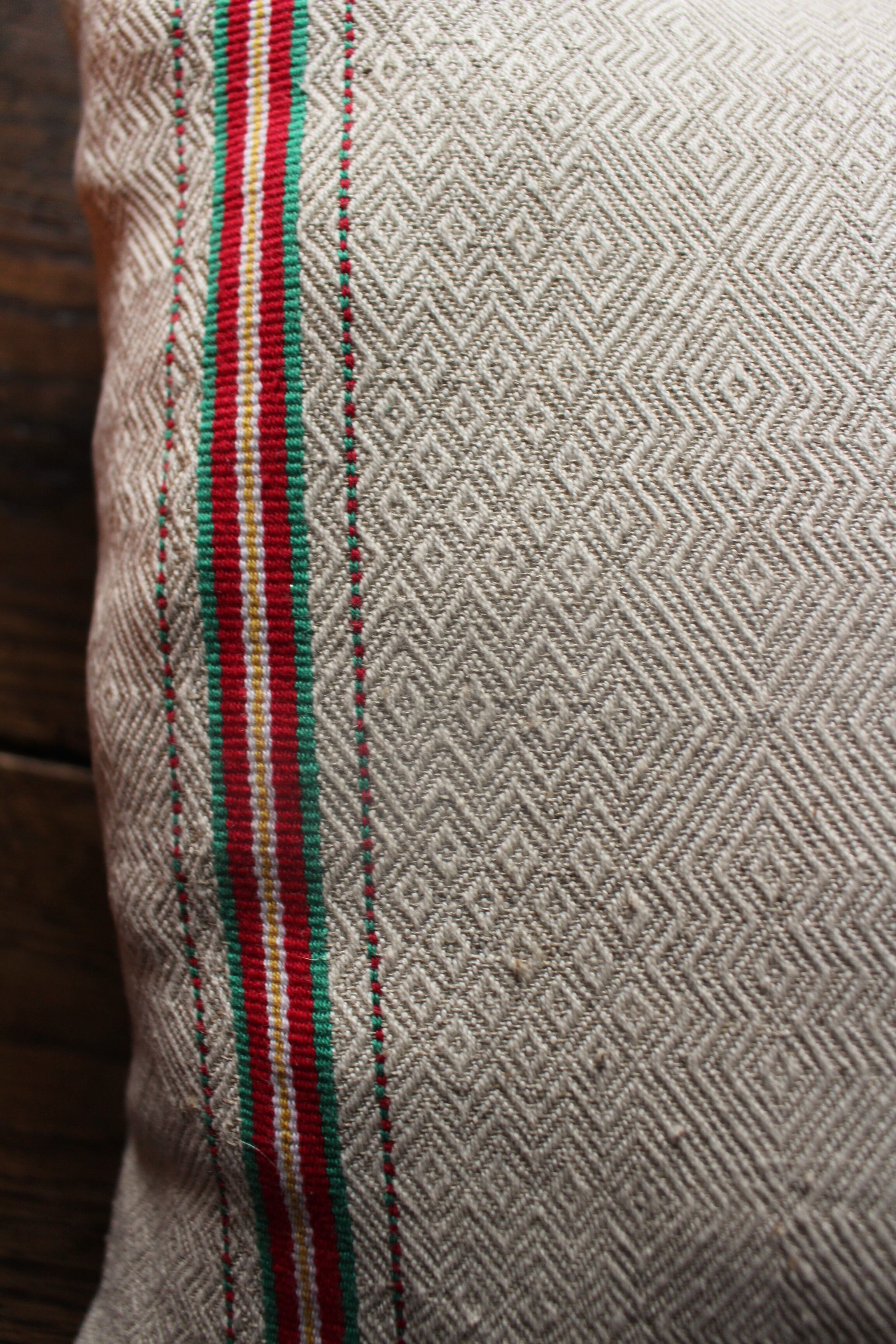 Cushion torchons chevrons bands red green yellow