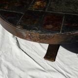 Table basse des années 60/70 ; piètement fer forgé, plateau en carreaux d'ardoise