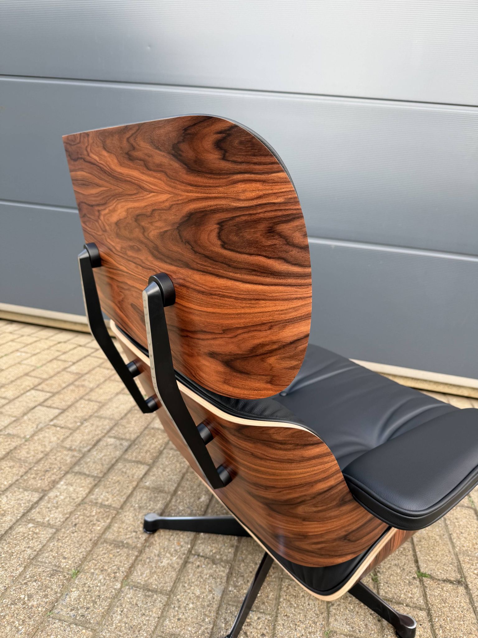 Vitra Eames Lounge chair XL + Ottoman, Zwart leder & Santos Palissander