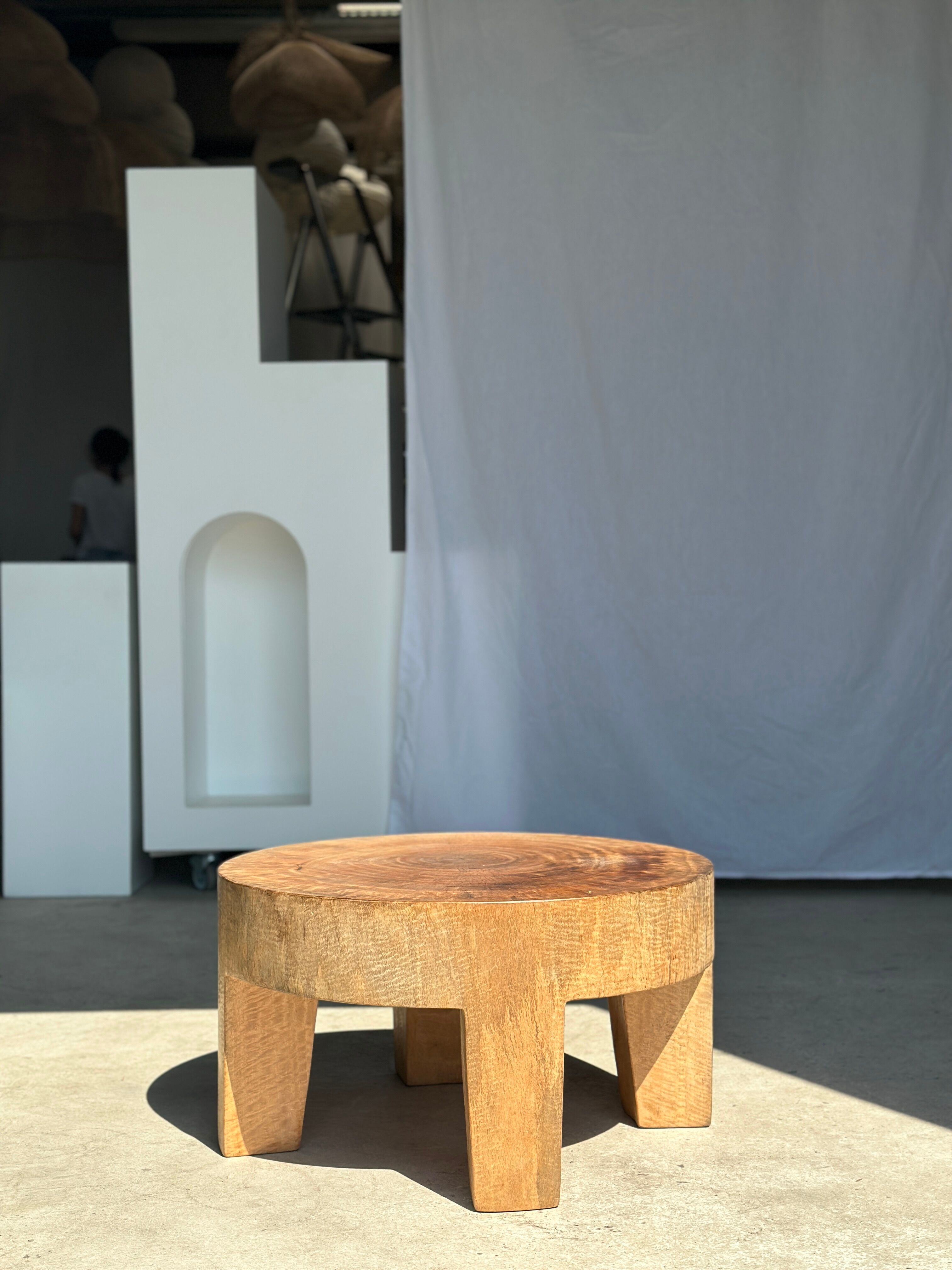 Quadripod coffee table in solid wood monoxyl natural color (dark)