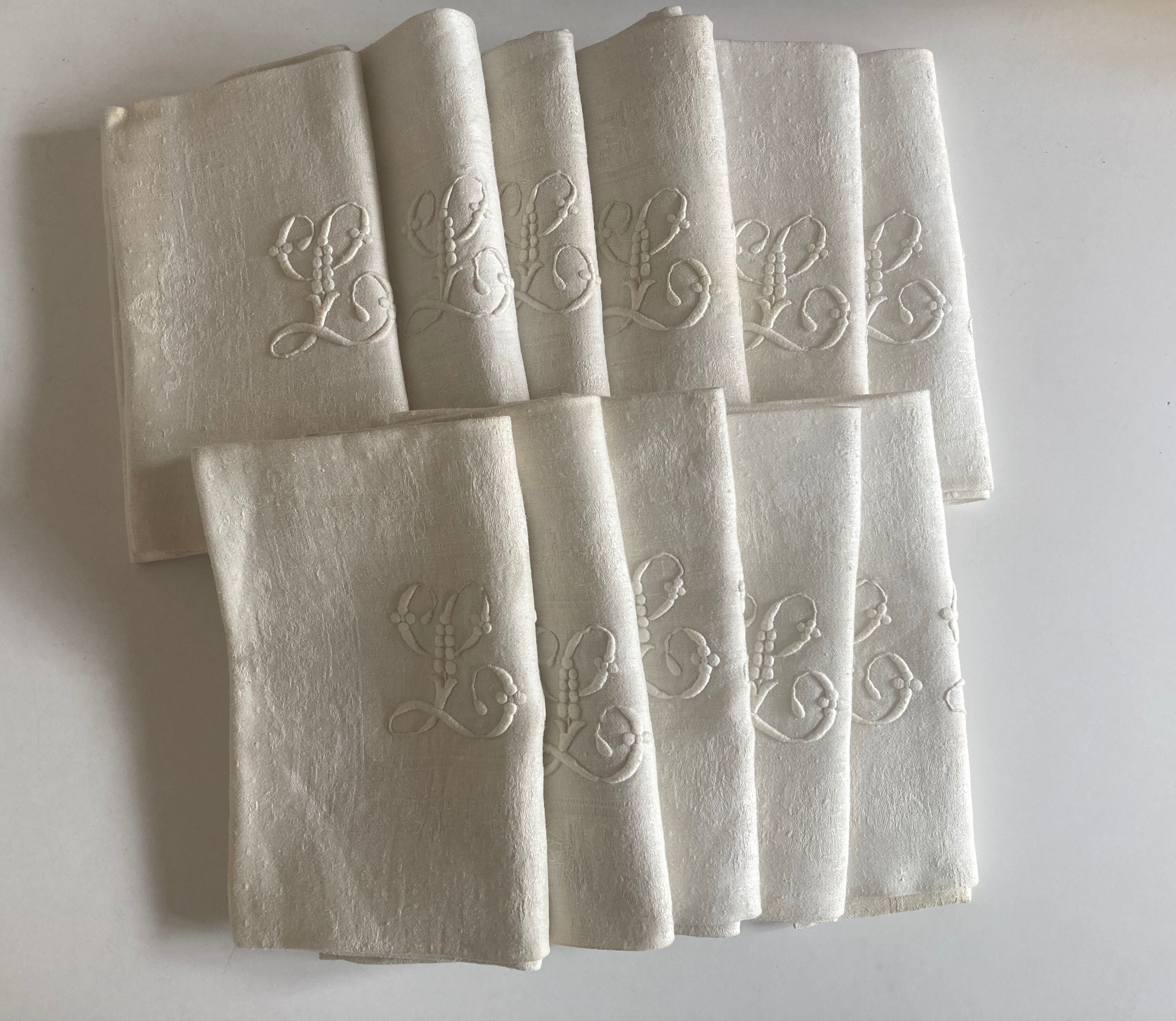 Nappe et 12 serviettes en damas de lin brodé LD 2,40m