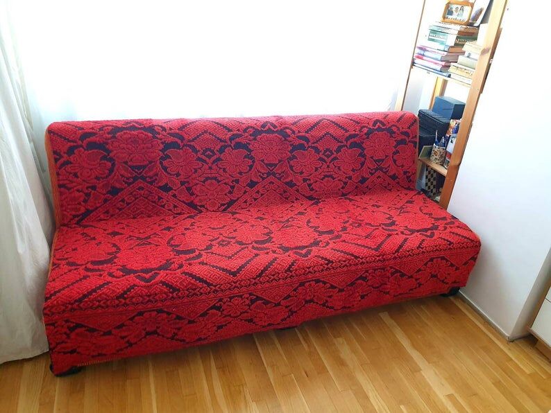 Tapis rouge fait à la main en Roumanie 155x190cm