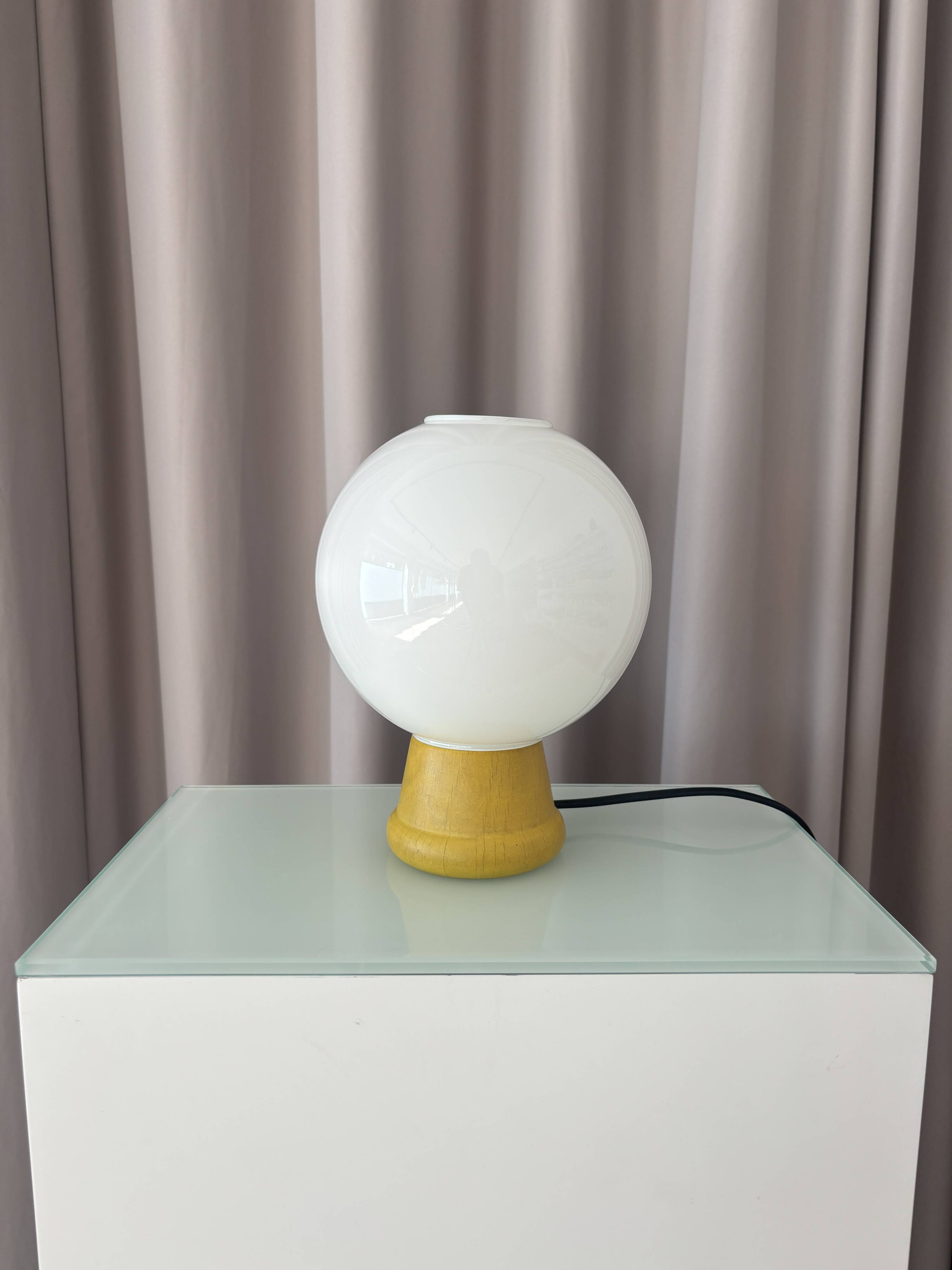Lampe de table en verre opalin vintage avec base en bois