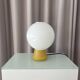 Lampe de table en verre opalin vintage avec base en bois