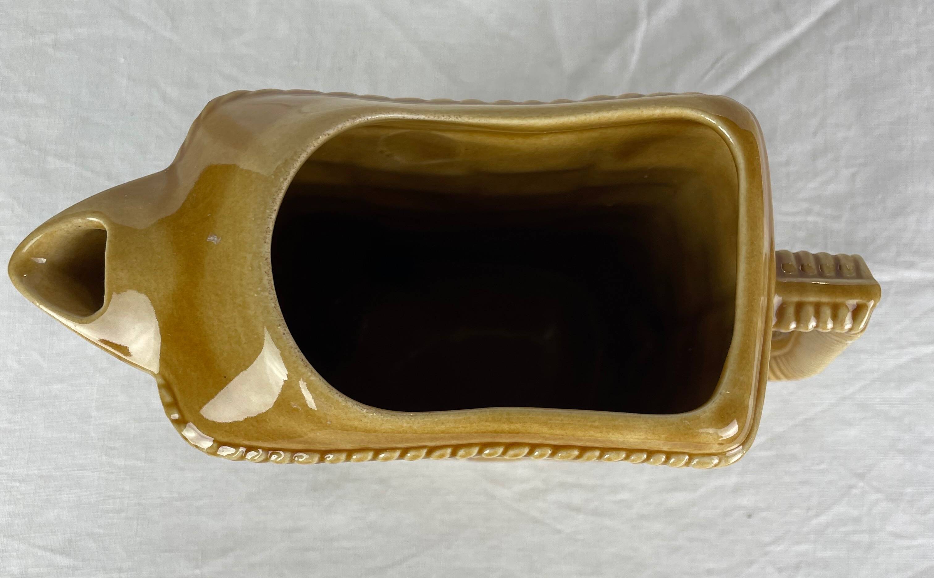Pichet rectangulaire en céramique ocre