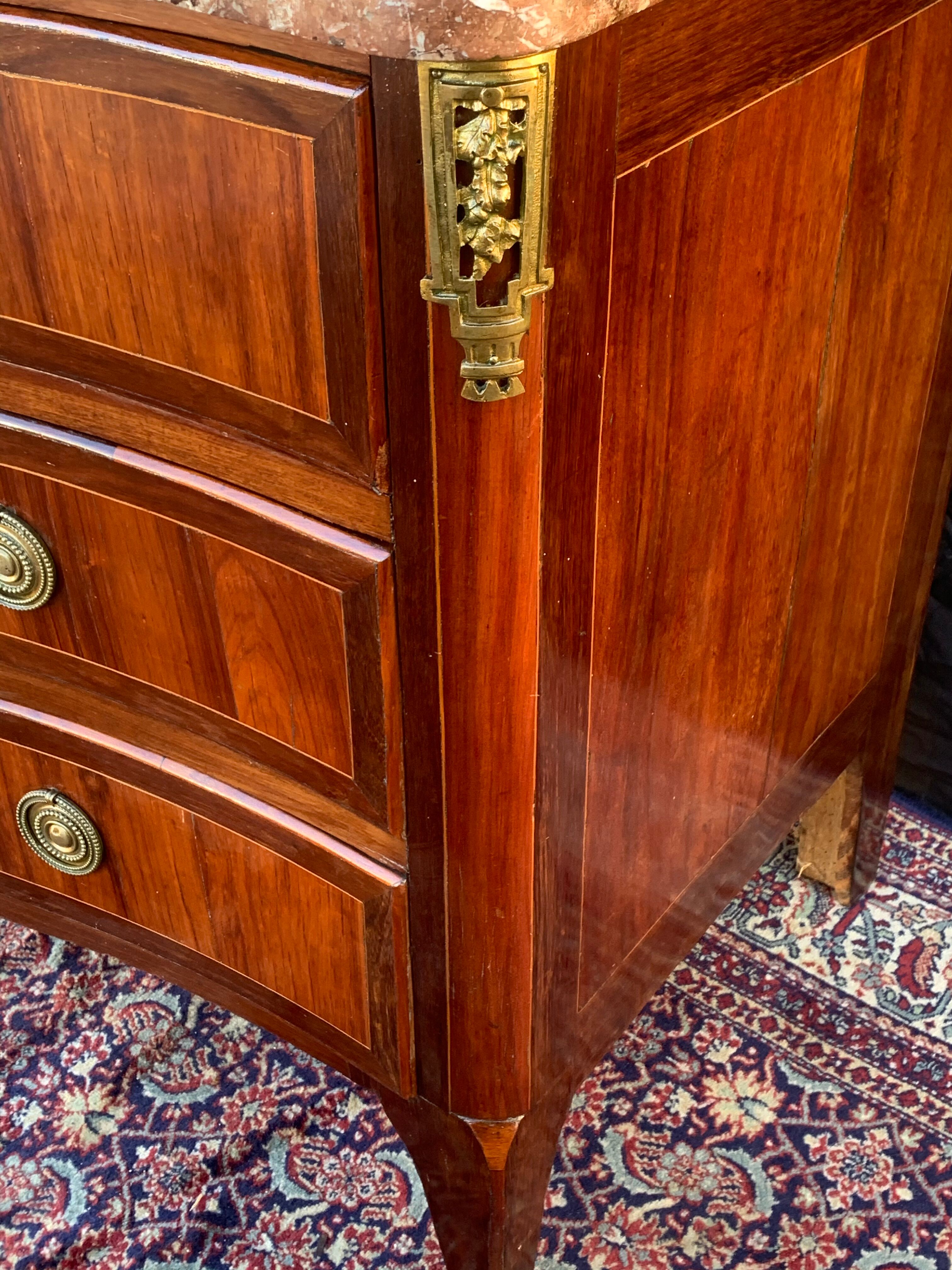 Commode galbée en marqueterie d’époque transition