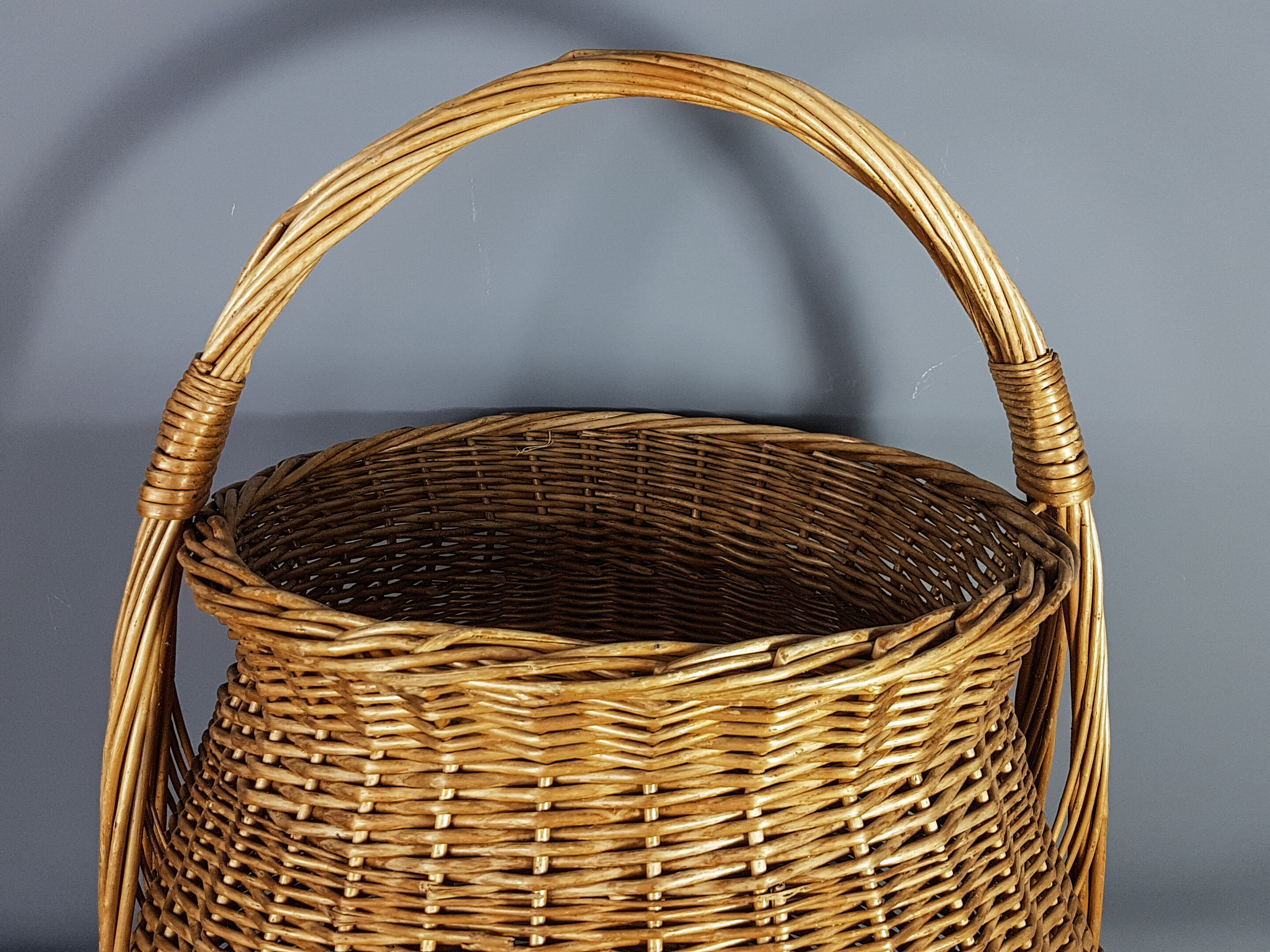 Large basket or basket in vintage rattan 60/70s. Very nice clean state.