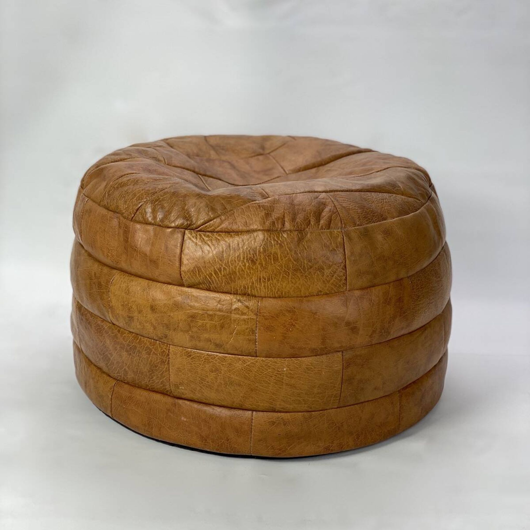Round leather pouf De Sede from the 1970s.