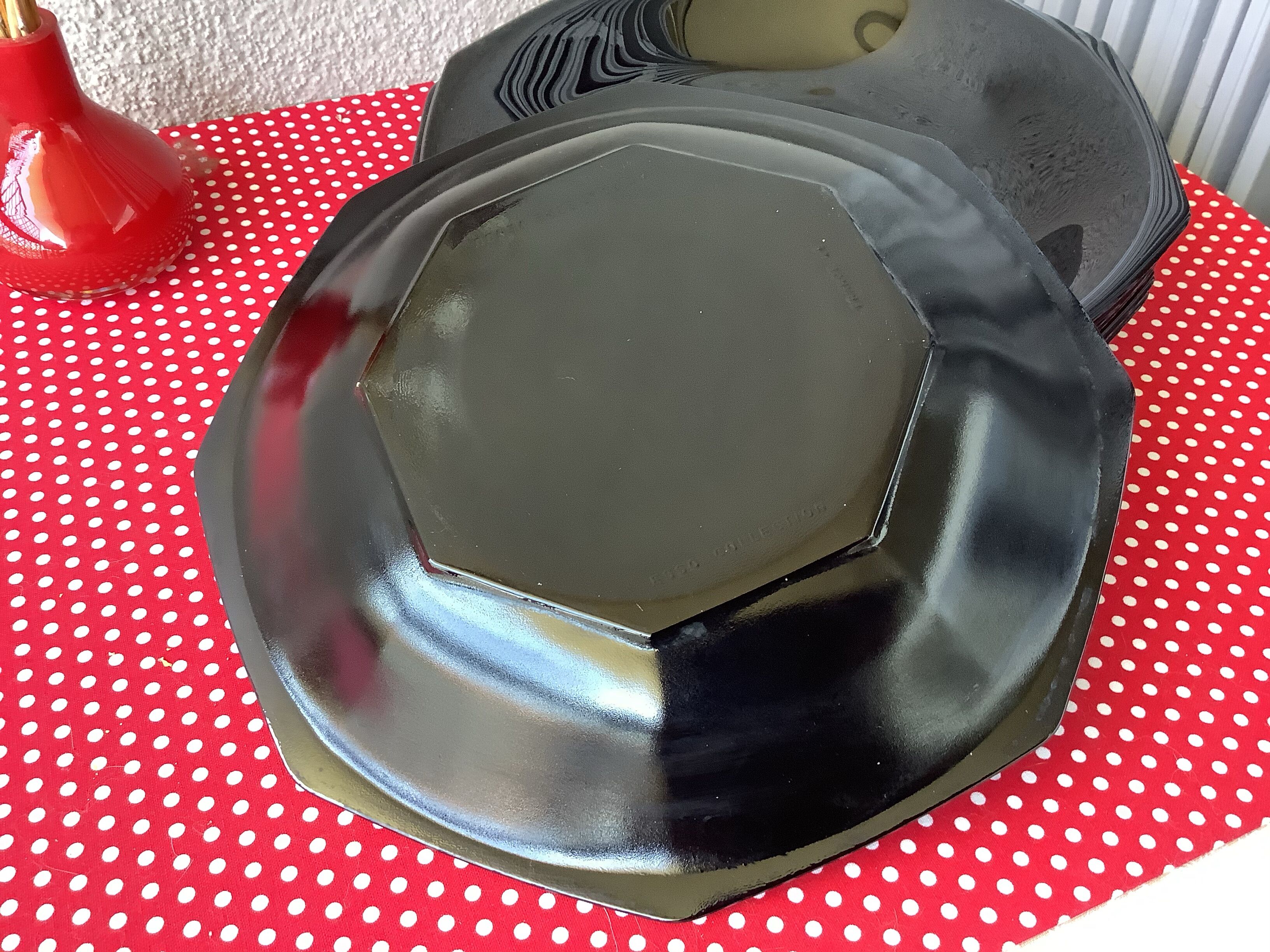 Art Deco-style black Arcoroc octime plates