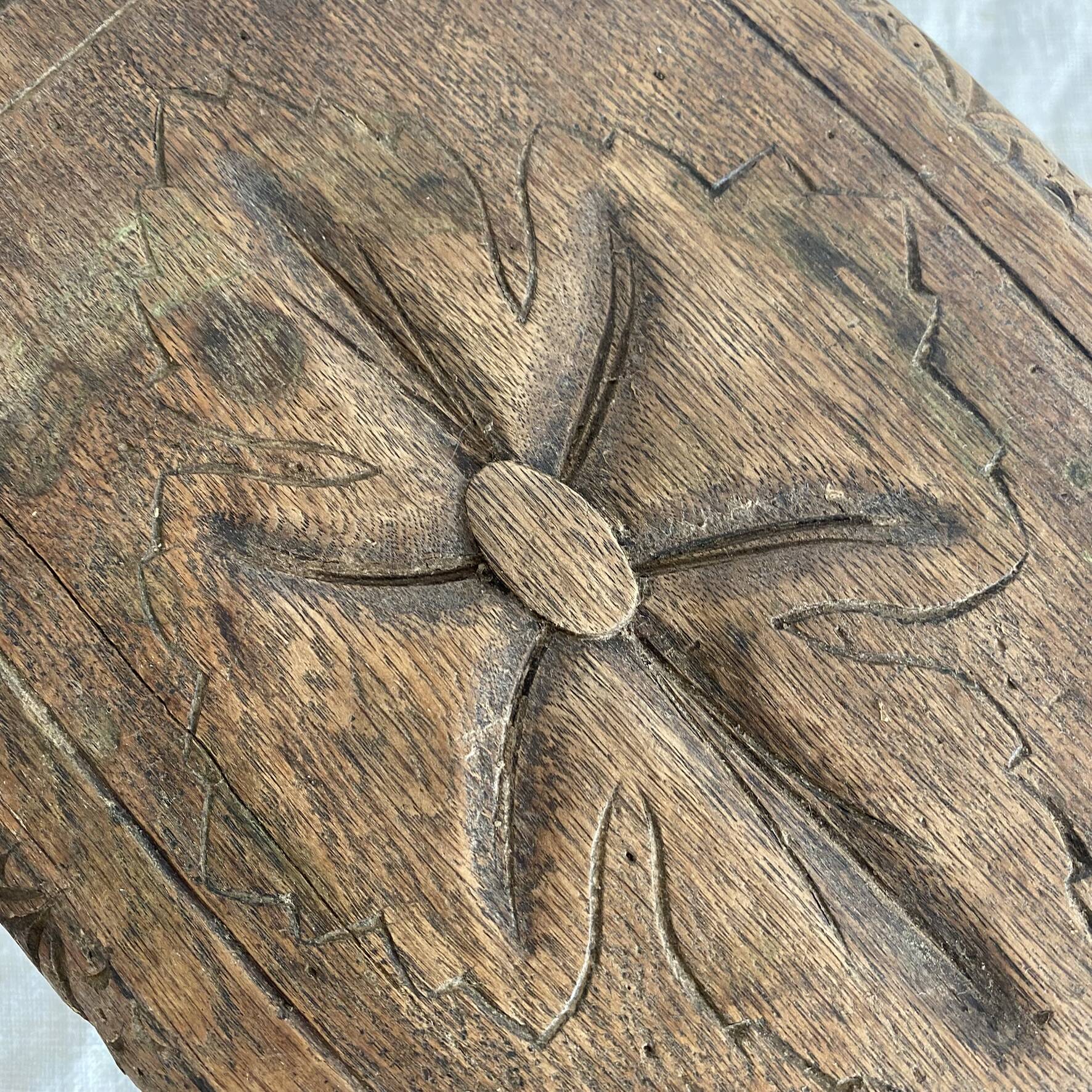 Ancien tabouret bas en bois tourné et gravé