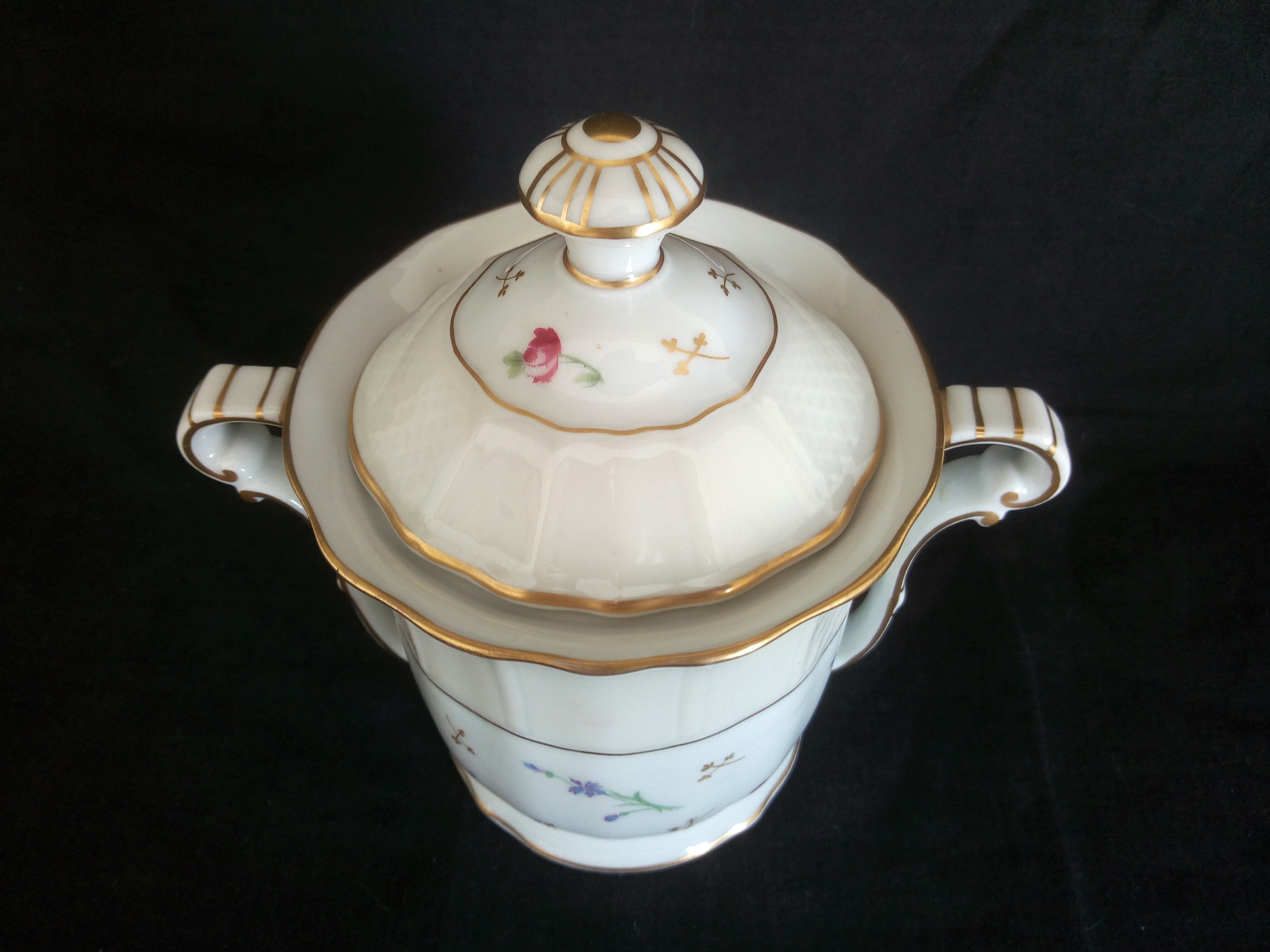 L. Bernardaud & Cie. - Limoges porcelain coffee set, Pompadour model, 1900s - 1927s