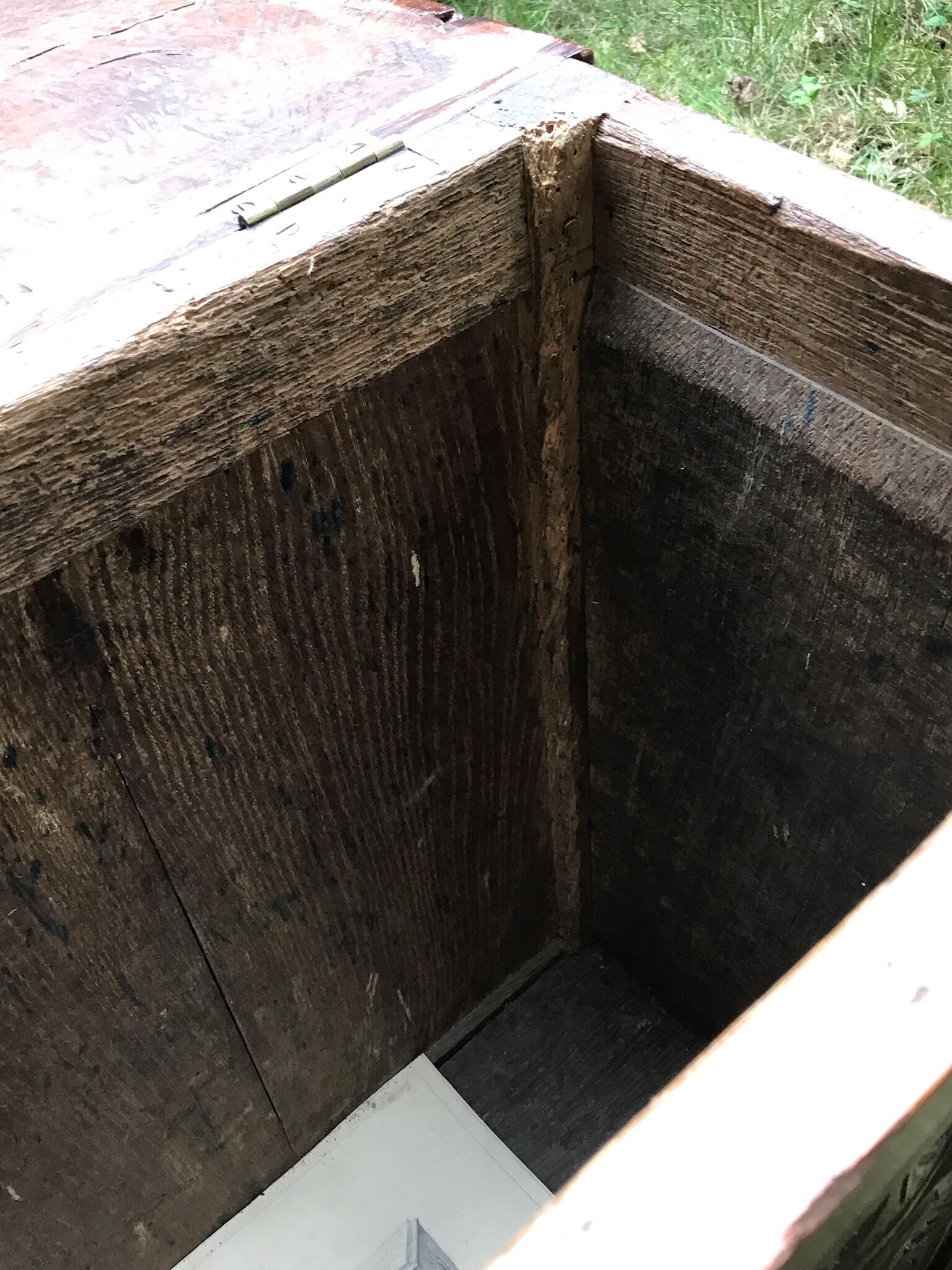 Coffre en bois sculpté et estampille a. dubois