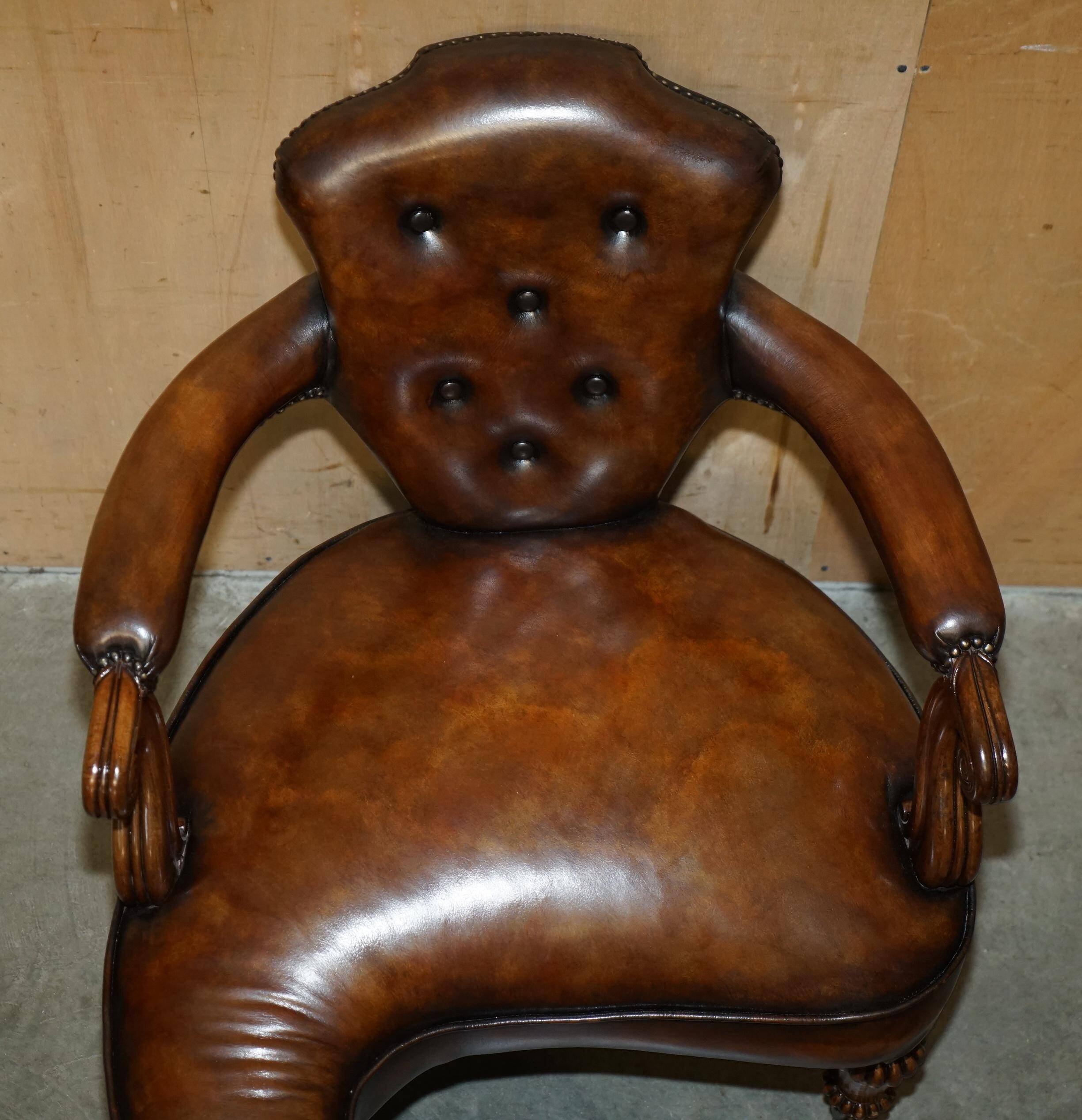 Canapé Conversation Teta a Teta en cuir avec plateau d'échecs en noyer Burr, style High Victorian