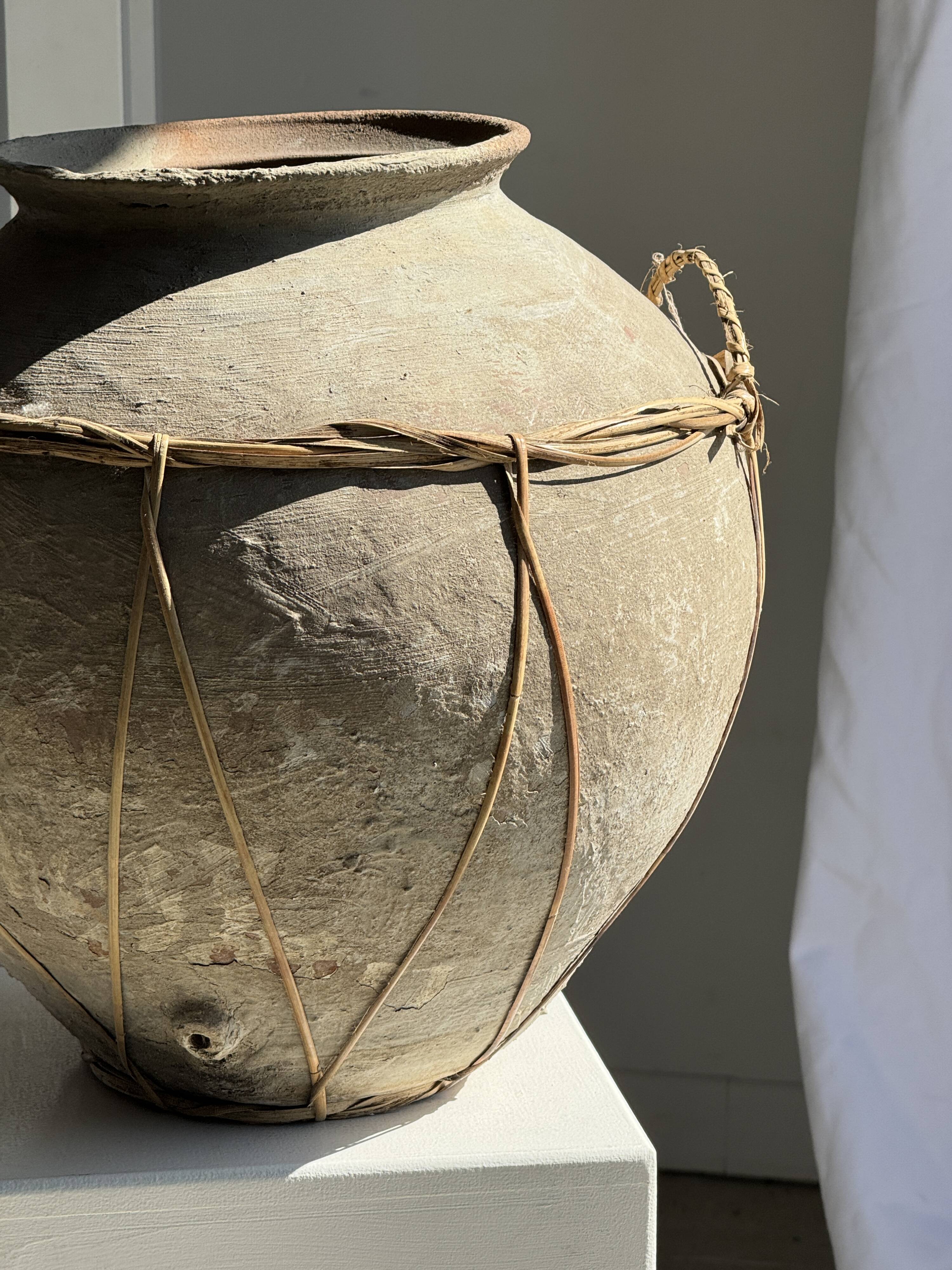 Grand pot en terre cuite gris et rouge à anses et croisillons en rotin H42