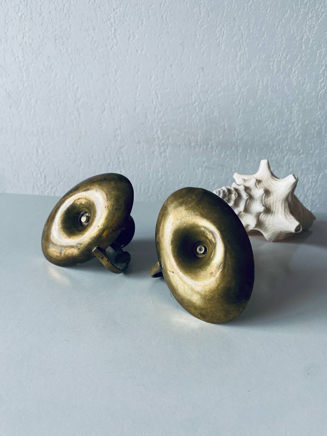 Paire de bougeoirs pouciers en laiton