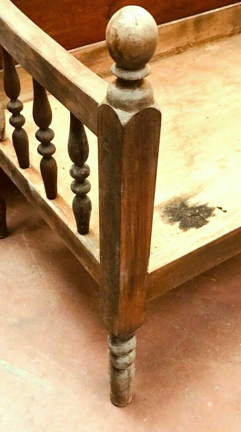 Deux bancs a dossier et accoudoir ajouré hêtre massif XX siècle