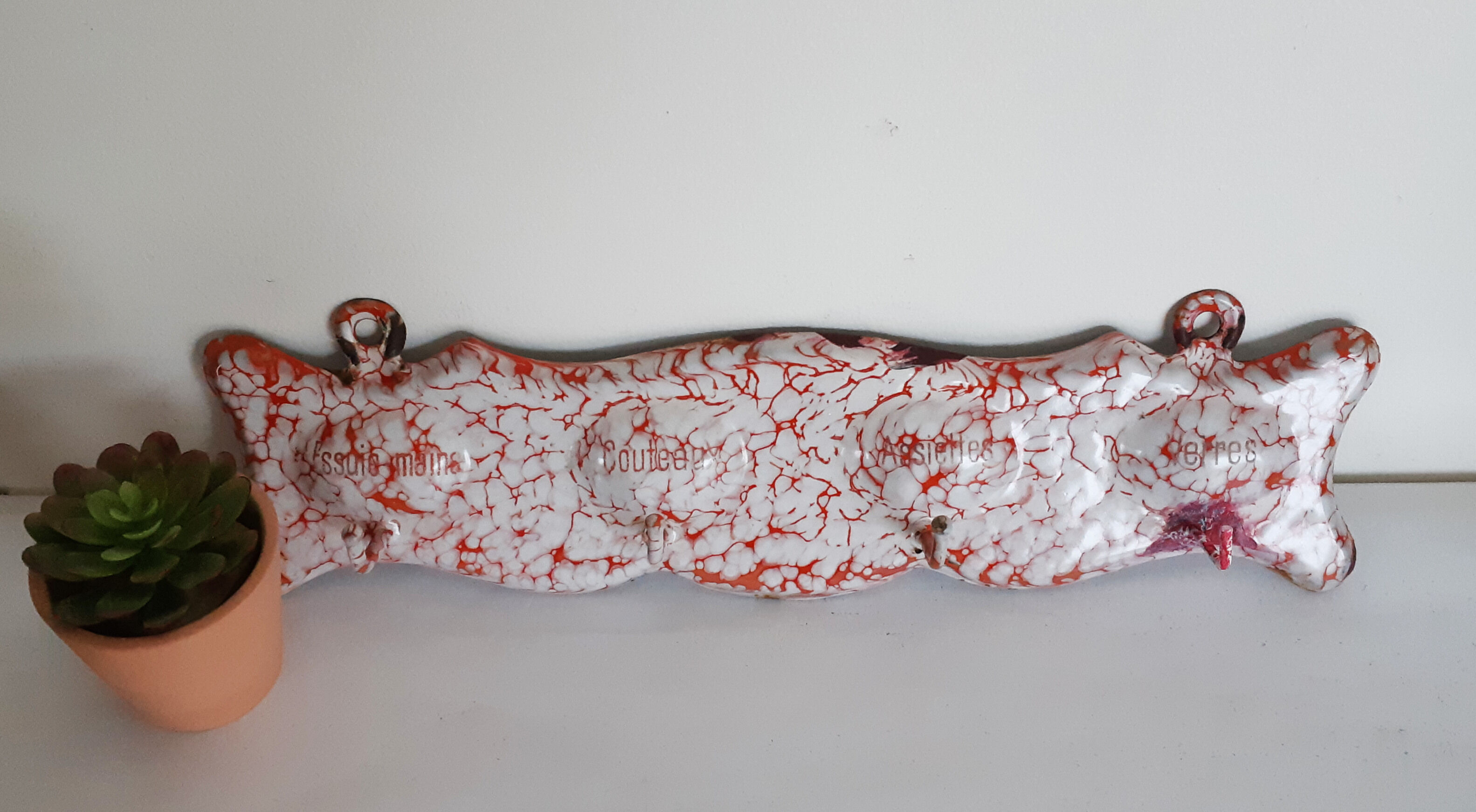 Enamel tea towel holder