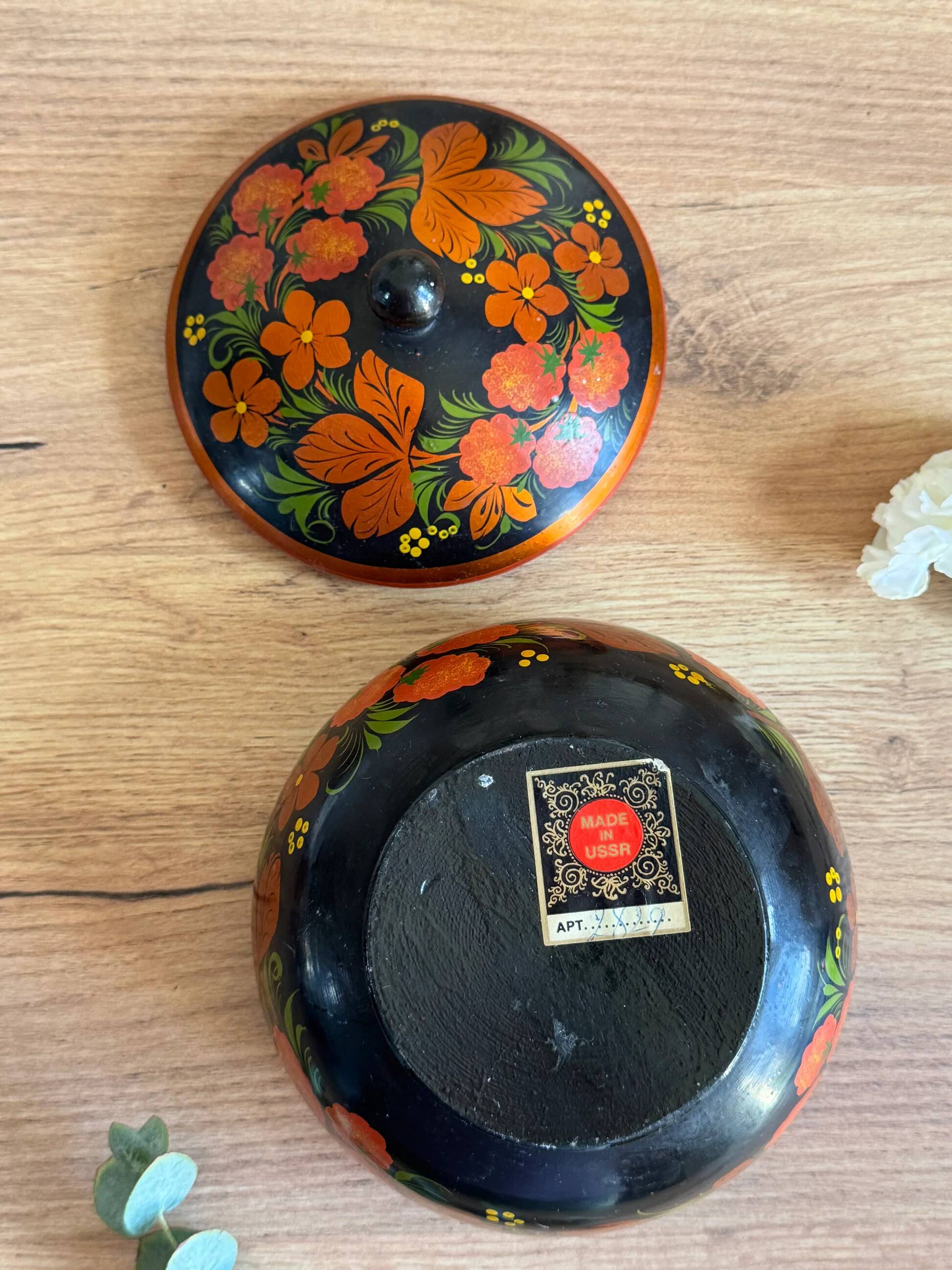 Vintage lacquered wooden bonbonnière