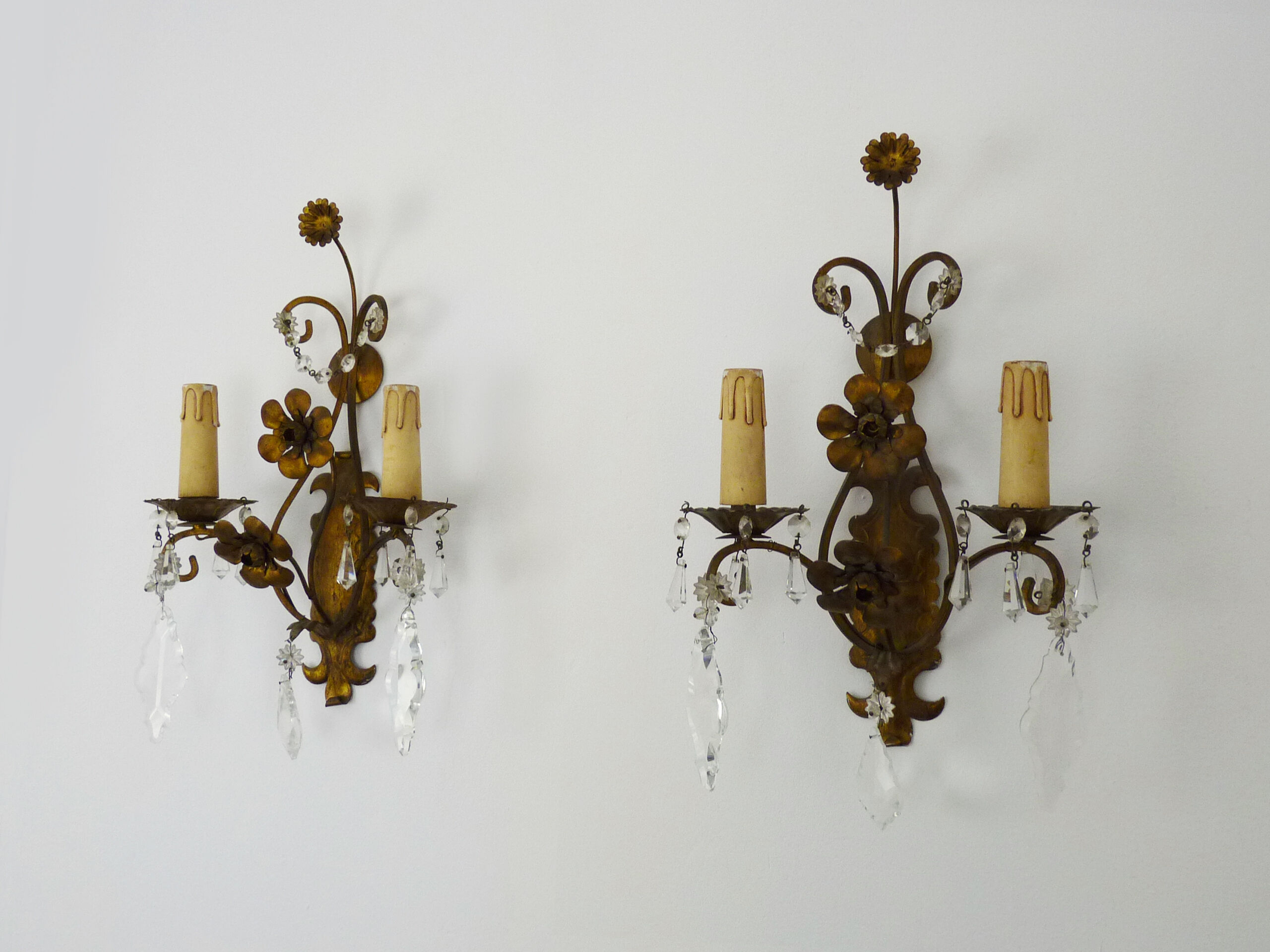 Pair of vintage Italian wall lamps in gilded metal, glass grapevines. Year 60