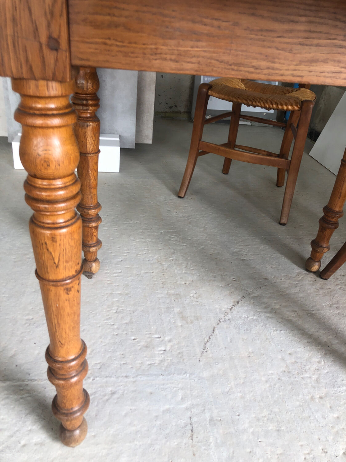 Round wooden table (4/6 people) with 4 straw chairs