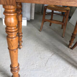 Round wooden table (4/6 people) with 4 straw chairs